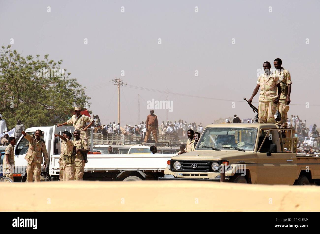 Bildnummer: 52923286 Datum: 08.03.2009 Copyright: imagoXinhua  Sicherheitskräfte bewachen den Flughafen von Al Fasher - Darfur, Sudan -  PUBLICATIONxNOTxINxCHN, Personen; 2009, Darfur, Sudan; , quer, Kbdig,  Totale, , , Afrika Bildnummer 52923286 Date