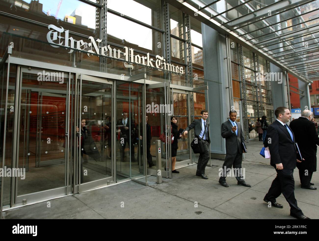 Angestellte verlassen den Unternehmenssitz der New York Times in New York - PUBLICATIONxNOTxINxCHN Stock Photo