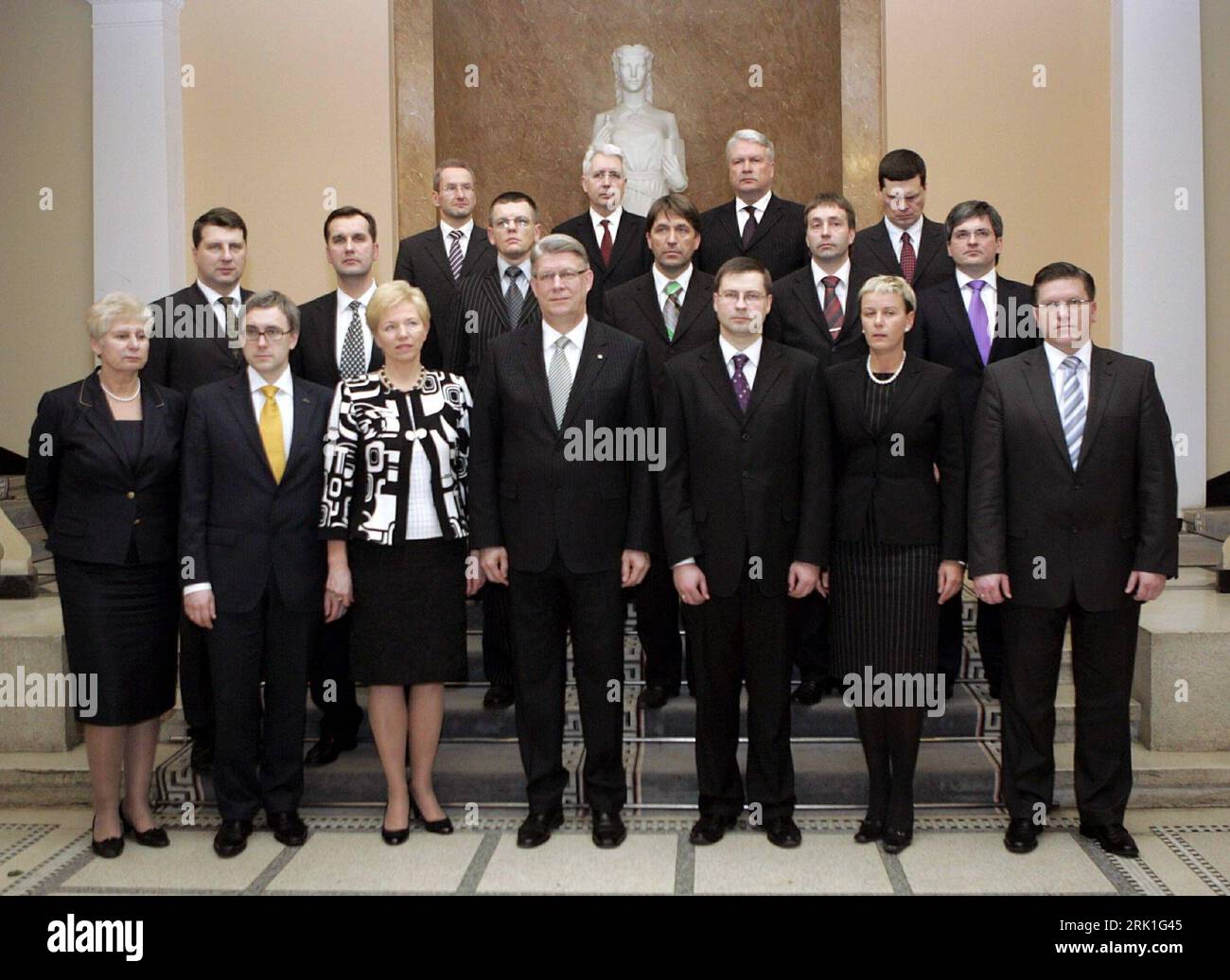 Bildnummer: 52928949  Datum: 12.03.2009  Copyright: imago/Xinhua Premierminister Valdis Dombrovskis (vorne 3.v.re.) und Präsident Valdis Zatlers (4.v.re., beide Lettland) mit dem neugebildeten Kabinett in Riga - PUBLICATIONxNOTxINxCHN, Personen; premiumd, 2009, Riga, Politik, Pressetermin, Familienfoto; , quer, Kbdig, Totale, Randbild, People    Bildnummer 52928949 Date 12 03 2009 Copyright Imago XINHUA Prime Minister Valdis Dombrovskis front 3 V right and President Valdis Zatlers 4 V right both Latvia with the newly Cabinet in Riga PUBLICATIONxNOTxINxCHN People premiumd 2009 Riga politics Pre Stock Photo