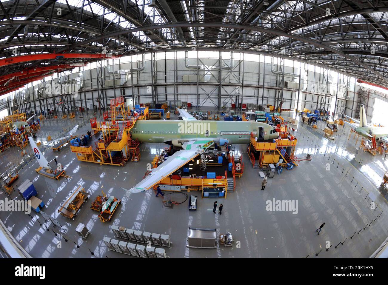 Bildnummer: 52943218  Datum: 22.03.2009  Copyright: imago/Xinhua Zusammenbau eines Airbus A320 in einer Fabrik in Tianjin PUBLICATIONxNOTxINxCHN, Gebäude, innen, Innenansicht , Objekte , Personen; 2009, Tianjin, China , A 320 Flugzeug, Fertigung, premiumd; , , Kbdig, Totale, Luftfahrtindustrie, Wirtschaft,  ,  , Asien, quer    Bildnummer 52943218 Date 22 03 2009 Copyright Imago XINHUA Reassembly a Airbus A320 in a Factory in Tianjin PUBLICATIONxNOTxINxCHN Building indoors Interior view Objects People 2009 Tianjin China a 320 Aircraft Production premiumd Kbdig long shot Aviation industry Econom Stock Photo