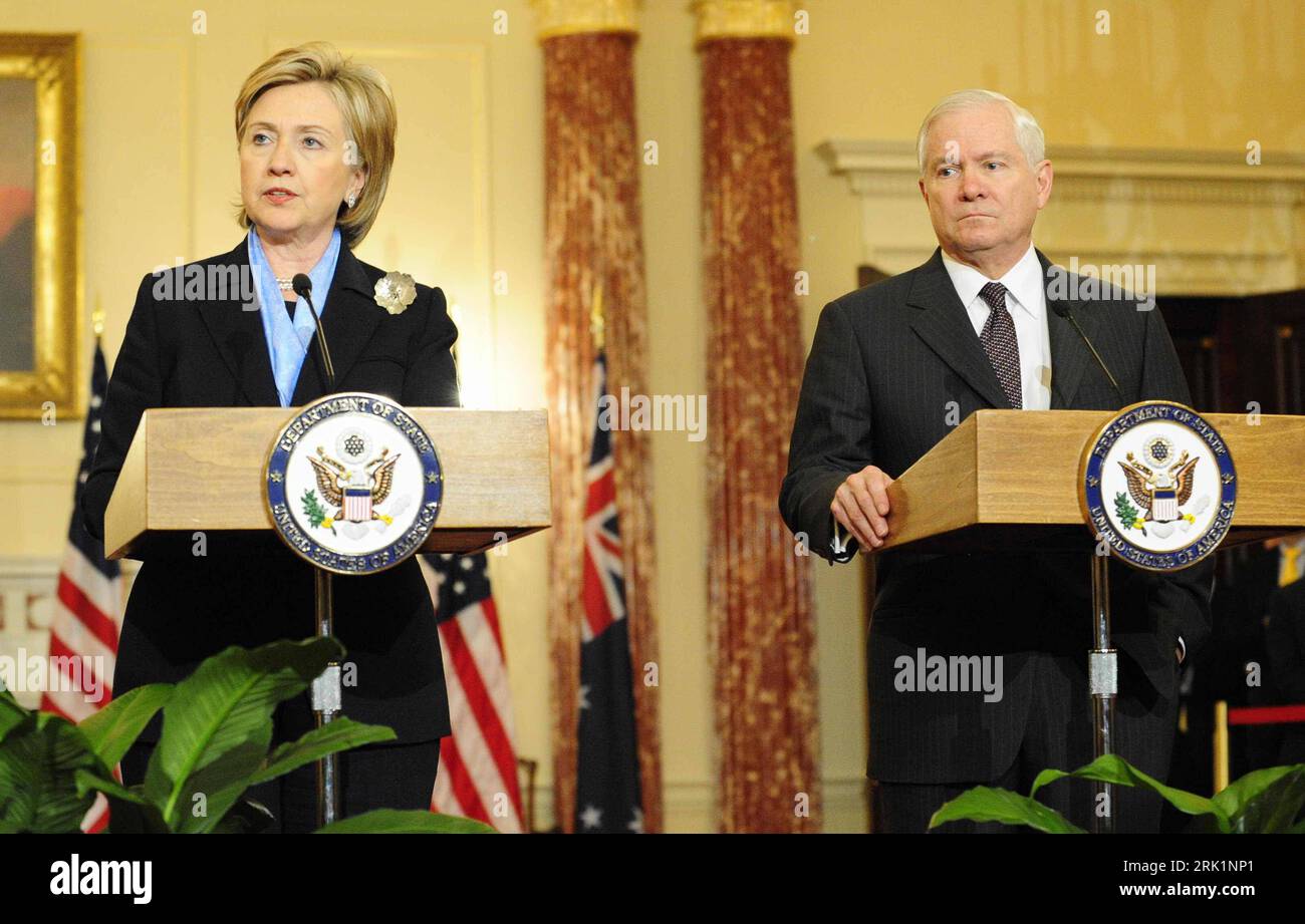 Bildnummer: 52967592  Datum: 09.04.2009  Copyright: imago/Xinhua Außenministerin Hillary Clinton (USA) und Verteidigungsminister Robert M. Gates (USA) während einer Pressekonferenz zur Strategie gegen somalische Piraten in Washington D.C. PUBLICATIONxNOTxINxCHN, Personen; 2009, premiumd, Washington, Politik, Pressekonferenz , Pressetermin; , quer, Kbdig, Gruppenbild, Randbild, People    Bildnummer 52967592 Date 09 04 2009 Copyright Imago XINHUA Foreign Minister Hillary Clinton administration USA and Defence Minister Robert M Gates USA during a Press conference to Strategy against Somali Pirate Stock Photo