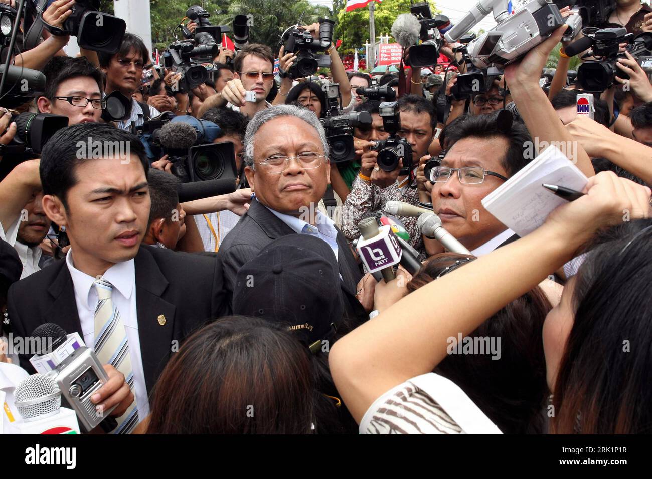 Bildnummer: 52968379  Datum: 10.04.2009  Copyright: imago/Xinhua Suthep Thuagsuban (Mitte, Thailand/Stellv. Premierminister) im Gedränge der Rothemden-Proteste - 14. ASEAN Treffen in Pattaya - PUBLICATIONxNOTxINxCHN, Personen , premiumd; 2009, Pattaya, Politik,; , quer, Kbdig, Totale, Randbild, People    Bildnummer 52968379 Date 10 04 2009 Copyright Imago XINHUA Suthep  centre Thai country Vice Prime Minister in Crowd the Rothemden Protests 14 Asean Meeting in Pattaya PUBLICATIONxNOTxINxCHN People premiumd 2009 Pattaya politics horizontal Kbdig long shot Edge image Celebrities Stock Photo