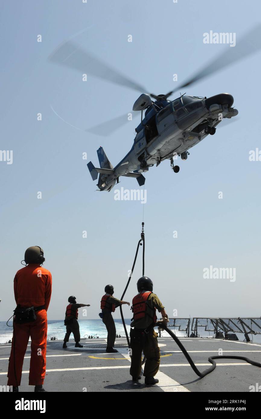 Bildnummer: 52969460 Datum: 20.04.2008 Copyright: imago/Xinhua Israelische  Soldaten betanken einen Helikopter Panther vom Schiff Saar-5 aus während  einer Übung israelischer, türkischer und US-amerikanischer Verbände  PUBLICATIONxNOTxINxCHN , Personen ...