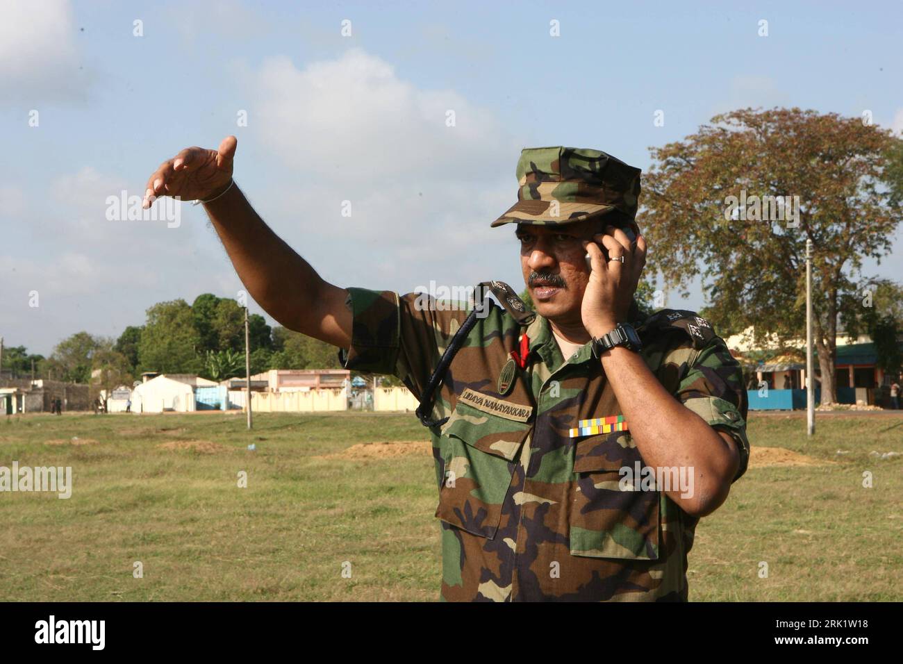 Bildnummer: 52987134  Datum: 24.04.2009  Copyright: imago/Xinhua Militärsprecher Udaya Nanayakkara spricht zu Journalisten in Kilinochchi: srilankische Truppen haben die ehemalige Rebellenhochburg im Norden Sri Lankas besetzt - PUBLICATIONxNOTxINxCHN , Personen; 2009, Kilinochchi, Sri Lanka, Gestik, Krieg, premiumd; , quer, Kbdig, Einzelbild, close, Randbild, Militaer, Staat, People    Bildnummer 52987134 Date 24 04 2009 Copyright Imago XINHUA Military spokesmen   speaks to Journalists in Kilinochchi Srilankische Troops have the former Rebel stronghold in North Sri Lanka occupied PUBLICATIONxN Stock Photo