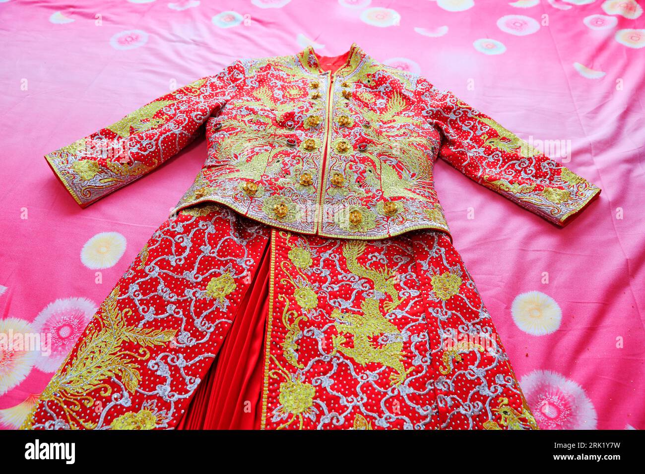 Chinese wedding dress Stock Photo - Alamy
