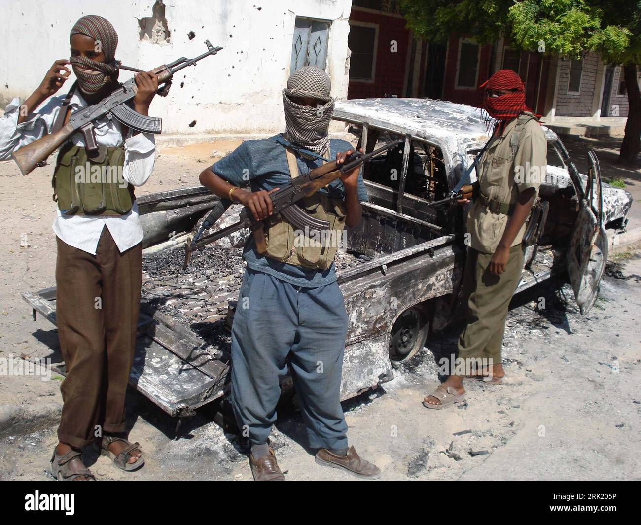 Bildnummer: 53010009  Datum: 11.05.2009  Copyright: imago/Xinhua Jugendliche, islamistische Rebellen posieren vermummt mit ihren  am Rande der Kämpfe zwischen islamistischen Aufständischen und Regierungstruppen in Mogadischu - Somalia PUBLICATIONxNOTxINxCHN, Personen , Highlight , premiumd; 2009, Somalia, Mogadischu, Politik, Kämpfe, Aufstand, Rebellion, Rebellen, vermummt, Teenager, Jugendliche, jung, bewaffnet, , , Schusswaffen, Moslem; , quer, Kbdig, Gruppenbild, Islam, Religion,  , Gesellschaft, Afrika, o0 Maschinenpistole    Bildnummer 53010009 Date 11 05 2009 Copyright Imago XINHUA young Stock Photo