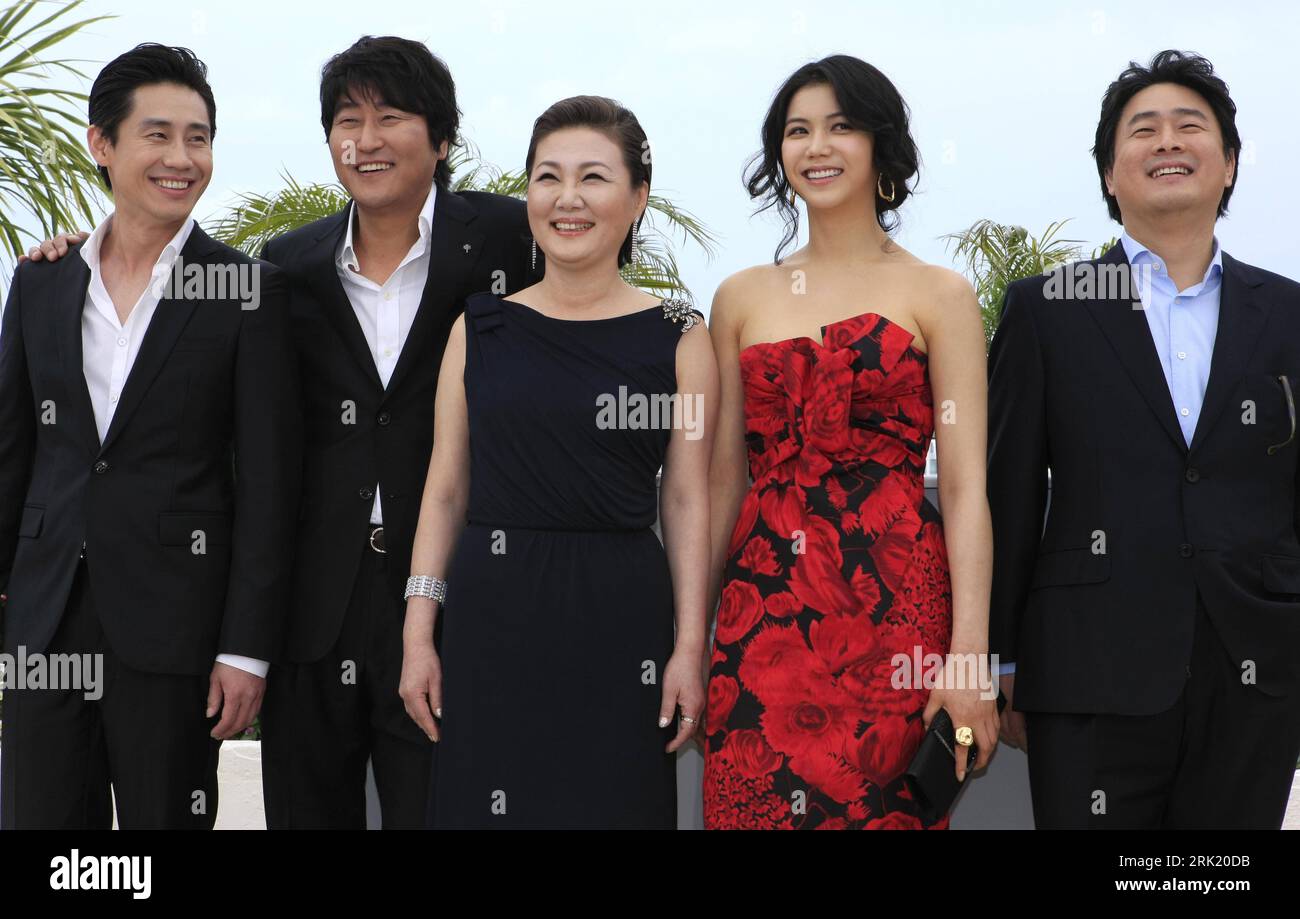 Bildnummer: 53015171  Datum: 15.05.2009  Copyright: imago/Xinhua Regisseur Chan-Wook Park (li.) und Schauspieler Kim Ok-Vin (2.v.re.), Kim Hae-Sook (Mitte), Song Kang-Ho (2.v.li.) und Shin Ha-Kyun (re.) während eines Pressetermins zum Film - Bak-Jwi - im Rahmen der 62. Internationalen Filmfestspiele in Cannes (PUBLICATIONxNOTxINxCHN), Personen , premiumd , optimistisch; 2009, Cannes, Pressetermin, Filmfestival, internationale, Film; , quer, Kbdig, Gruppenbild, Randbild, People    Bildnummer 53015171 Date 15 05 2009 Copyright Imago XINHUA Director Chan Wook Park left and Actor Kim Ok Vin 2 V ri Stock Photo