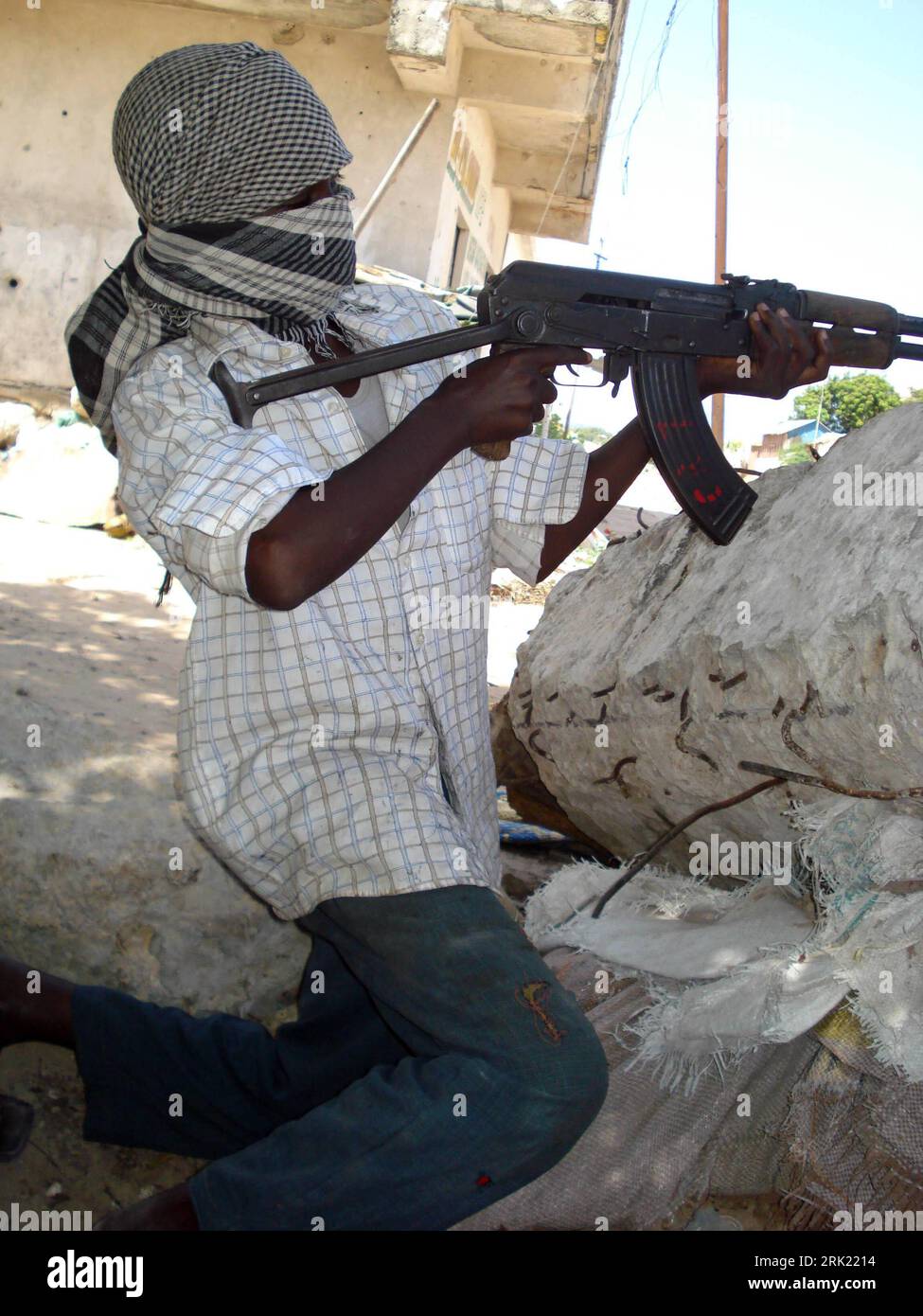 Bildnummer: 53032971  Datum: 27.05.2009  Copyright: imago/Xinhua Bewaffneter Kämpfer der Hizbul-Islam-Milizen in Mogadischu, Somalia - PUBLICATIONxNOTxINxCHN, Personen , premiumd; 2009, Mogadischu, Somalia, Politik, Bürgerkrieg, Rebellen, bewaffnet,; , hoch, Kbdig, Einzelbild,  , Gesellschaft, Afrika    Bildnummer 53032971 Date 27 05 2009 Copyright Imago XINHUA Armed Fighters the Hizbul Islam Militias in Mogadishu Somalia PUBLICATIONxNOTxINxCHN People premiumd 2009 Mogadishu Somalia politics Civil war Rebels armed vertical Kbdig Single Society Africa Stock Photo