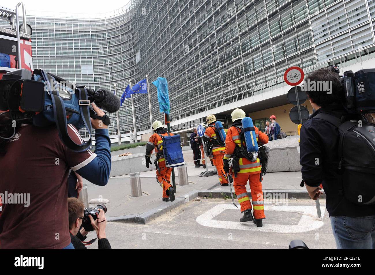 Bildnummer: 53031897  Datum: 27.05.2009  Copyright: imago/Xinhua Feuerwehreinsatz am Berlaymont-Gebäude dem Sitz der EU-Kommission nach einem Feueralarm in Brüssel PUBLICATIONxNOTxINxCHN, Gebäude, außen, Außenansicht , Personen , premiumd; 2009, Brüssel, Belgien, Sitz, Europäische, Eu, Kommission, Räumung, Evakuierung, Feueralarm, Berlaymont, Gebäude, Einsatz, Feuerwehrmann; , quer, Kbdig, Einzelbild,  , Feuerwehr, Staat,  , Europa    Bildnummer 53031897 Date 27 05 2009 Copyright Imago XINHUA Fire brigade use at Berlaymont Building the Seat the EU Commission after a Fire alarm in Brussels PUBL Stock Photo