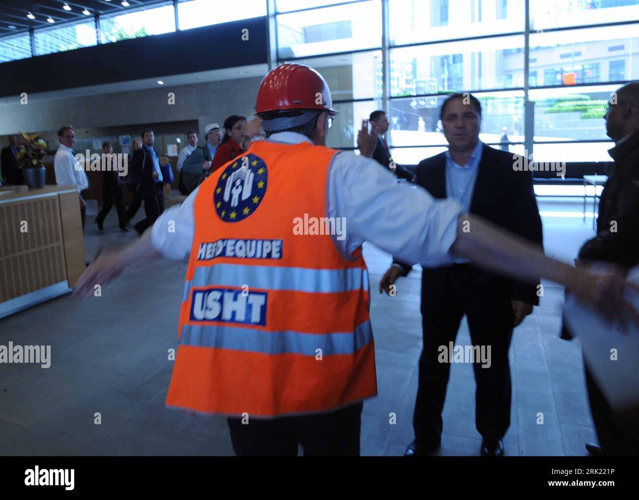 Bildnummer: 53031909  Datum: 27.05.2009  Copyright: imago/Xinhua Evakuierung der Mitarbeiter im Berlaymont-Gebäude dem Sitz der EU-Kommission nach einem Feueralarm in Brüssel PUBLICATIONxNOTxINxCHN, Personen; 2009, Brüssel, Belgien, Sitz, Europäische, Eu, Kommission, Räumung, Evakuierung, Feueralarm, Berlaymont, Gebäude; , quer, Kbdig, Gruppenbild,  ,  , Europa    Bildnummer 53031909 Date 27 05 2009 Copyright Imago XINHUA Evacuation the Employees in Berlaymont Building the Seat the EU Commission after a Fire alarm in Brussels PUBLICATIONxNOTxINxCHN People 2009 Brussels Belgium Seat European EU Stock Photo