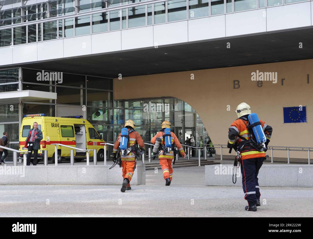 Bildnummer: 53031898  Datum: 27.05.2009  Copyright: imago/Xinhua Feuerwehreinsatz am Berlaymont-Gebäude dem Sitz der EU-Kommission nach einem Feueralarm in Brüssel PUBLICATIONxNOTxINxCHN, Personen; 2009, Brüssel, Belgien, Sitz, Europäische, Eu, Kommission, Räumung, Evakuierung, Feueralarm, Berlaymont, Gebäude, Einsatz, Feuerwehrmann; , quer, Kbdig, Gruppenbild,  , Feuerwehr, Staat,  , Europa    Bildnummer 53031898 Date 27 05 2009 Copyright Imago XINHUA Fire brigade use at Berlaymont Building the Seat the EU Commission after a Fire alarm in Brussels PUBLICATIONxNOTxINxCHN People 2009 Brussels B Stock Photo