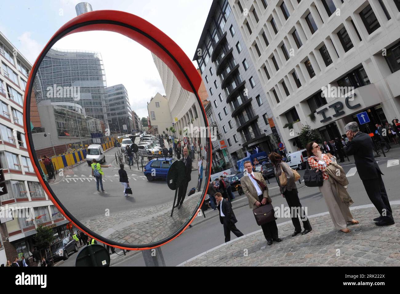 Bildnummer: 53031903  Datum: 27.05.2009  Copyright: imago/Xinhua Evakuierte Mitarbeiter vor dem Berlaymont-Gebäude dem Sitz der EU-Kommission nach einem Feueralarm in Brüssel PUBLICATIONxNOTxINxCHN, Objekte , Reflexionseffekt , Personen; 2009, Brüssel, Belgien, Sitz, Europäische, Eu, Kommission, Räumung, Evakuierung, Feueralarm, Berlaymont, Gebäude, Spiegel, Verkehrsspiegel; , quer, Kbdig, Einzelbild,  ,  , Europa    Bildnummer 53031903 Date 27 05 2009 Copyright Imago XINHUA evacuated Employees before the Berlaymont Building the Seat the EU Commission after a Fire alarm in Brussels PUBLICATION Stock Photo