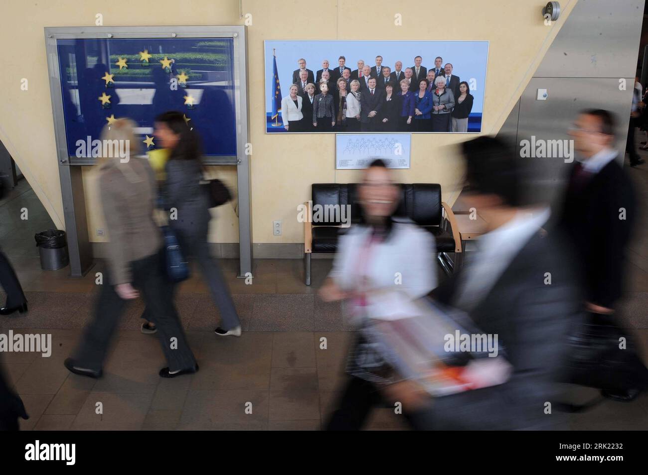 Bildnummer: 53031905  Datum: 27.05.2009  Copyright: imago/Xinhua Evakuierung der Mitarbeiter im Berlaymont-Gebäude dem Sitz der EU-Kommission nach einem Feueralarm in Brüssel PUBLICATIONxNOTxINxCHN, Personen , Dynamik , Langzeitbelichtung; 2009, Brüssel, Belgien, Sitz, Europäische, Eu, Kommission, Räumung, Evakuierung, Feueralarm, Berlaymont, Gebäude; , quer, Kbdig, Gruppenbild,  ,  , Europa    Bildnummer 53031905 Date 27 05 2009 Copyright Imago XINHUA Evacuation the Employees in Berlaymont Building the Seat the EU Commission after a Fire alarm in Brussels PUBLICATIONxNOTxINxCHN People Dynamic Stock Photo