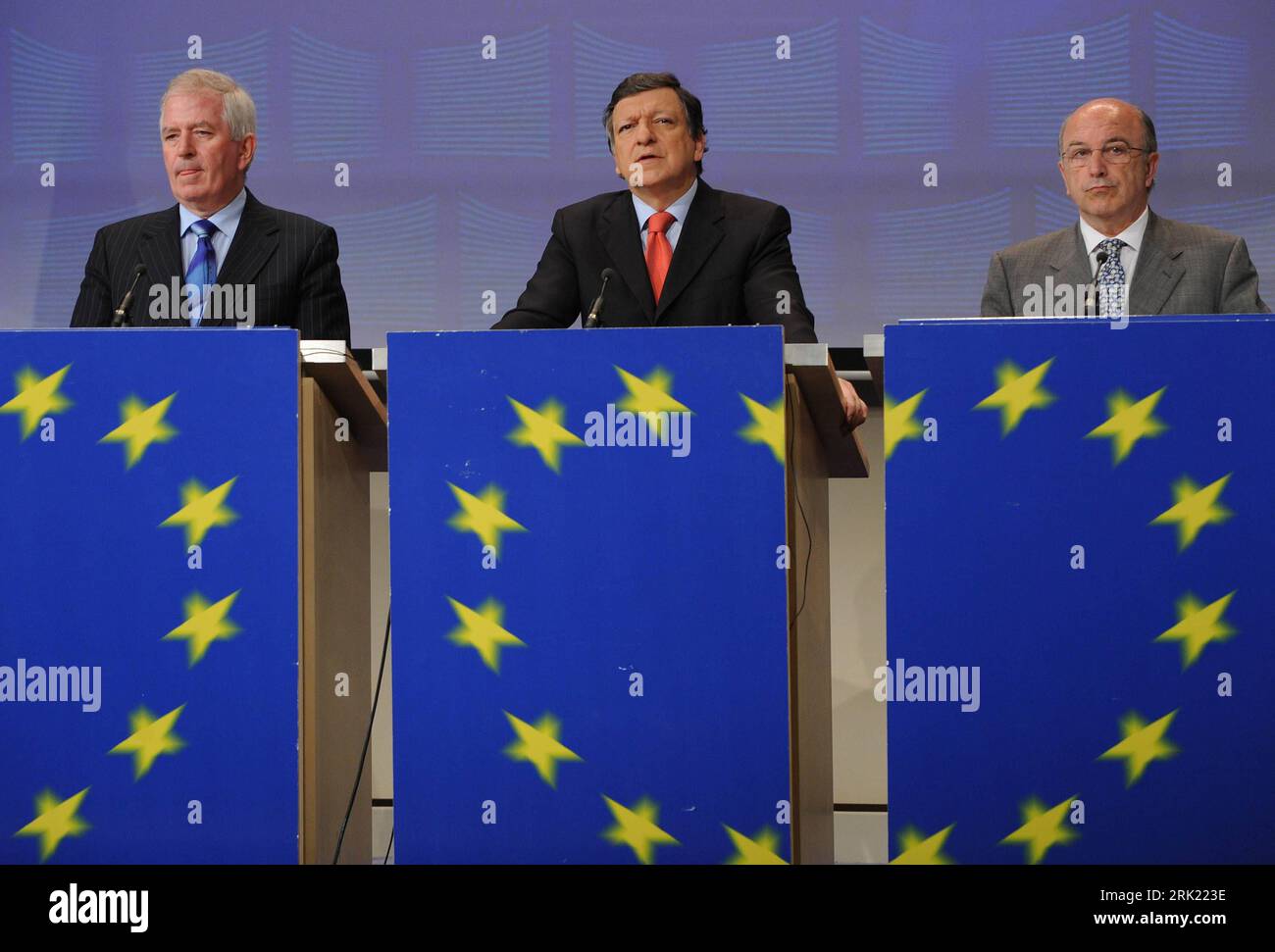 Bildnummer: 53032285  Datum: 25.05.2009  Copyright: imago/Xinhua V.l.n.r.: Charlie Mccreevy (Irland/EU-Kommissar Binnenmarkt), Jose Manuel Barroso (Portugal/Kommissionspräsident) und Joaquin Almunia (Spanien/EU-Kommissar Wirtschaft und Währung) anlässlich einer Pressekonferenz zum Thema - European Financial Supervision Package - in Brüssel - PUBLICATIONxNOTxINxCHN, Personen , premiumd; 2009, Brüssel, Politik, , Pressekonferenz , Pressetermin; , quer, Kbdig, Gruppenbild, Randbild, People    Bildnummer 53032285 Date 25 05 2009 Copyright Imago XINHUA V l n r Charlie Mccreevy Ireland EU Commission Stock Photo