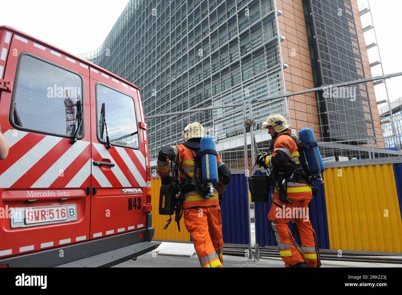 Bildnummer: 53031899  Datum: 27.05.2009  Copyright: imago/Xinhua Feuerwehreinsatz am Berlaymont-Gebäude dem Sitz der EU-Kommission nach einem Feueralarm in Brüssel PUBLICATIONxNOTxINxCHN, Personen; 2009, Brüssel, Belgien, Sitz, Europäische, Eu, Kommission, Räumung, Evakuierung, Feueralarm, Berlaymont, Gebäude, Einsatz, Feuerwehrmann; , quer, Kbdig, Gruppenbild,  , Feuerwehr, Staat,  , Europa    Bildnummer 53031899 Date 27 05 2009 Copyright Imago XINHUA Fire brigade use at Berlaymont Building the Seat the EU Commission after a Fire alarm in Brussels PUBLICATIONxNOTxINxCHN People 2009 Brussels B Stock Photo