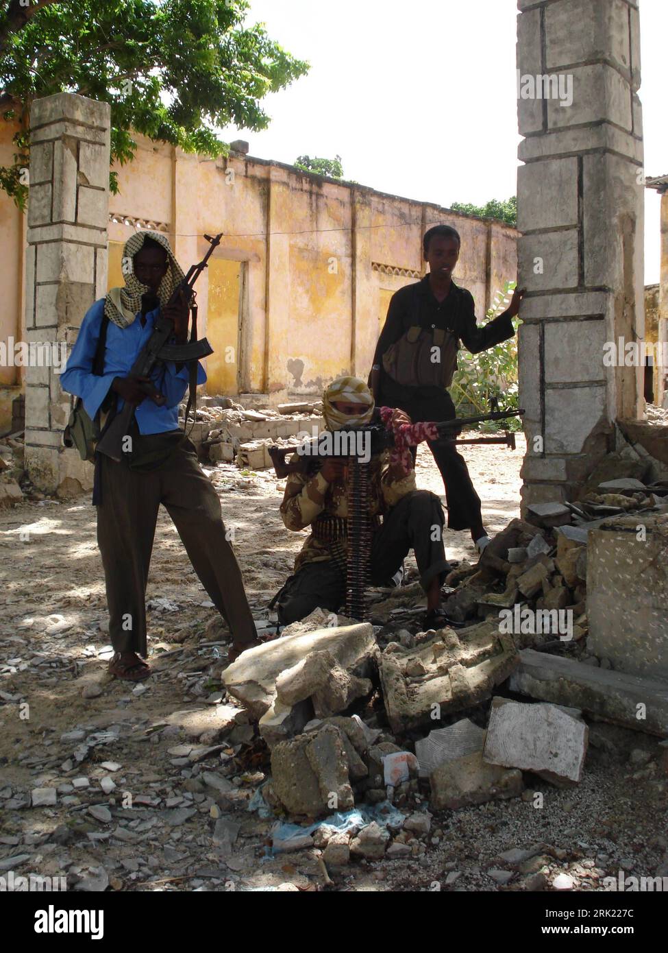 Bildnummer: 53033648  Datum: 22.05.2009  Copyright: imago/Xinhua Kämpfer der Islamischen Al-Shabaab Bewegung im Süden von Mogadischu, Somalia  PUBLICATIONxNOTxINxCHN , Personen; 2009, Mogadischu, Somalia   , Politik , Aufstand, Aufständische, Rebellen; , hoch, Kbdig, Gruppenbild,  ,  , Afrika    Bildnummer 53033648 Date 22 05 2009 Copyright Imago XINHUA Fighters the Islamic Al  Movement in South from Mogadishu Somalia PUBLICATIONxNOTxINxCHN People 2009 Mogadishu Somalia politics Uprising Insurgents Rebels vertical Kbdig Group photo Africa Stock Photo