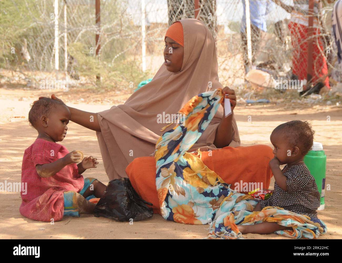 Bildnummer: 53038149  Datum: 28.05.2009  Copyright: imago/Xinhua Somalische Mutter mit ihren Kindern in einem Flüchtlingslager in Dadaab - Kenia - PUBLICATIONxNOTxINxCHN, Personen; 2009, Dadaab, Kenia, Flüchtling, Flucht, Einlass, Frau, Kind, Junge, Mädchen, Familie, Somalia, Somali; , quer, Kbdig, Gruppenbild,  , Gesellschaft, Afrika    Bildnummer 53038149 Date 28 05 2009 Copyright Imago XINHUA Somali Mother with theirs Children in a Refugee camps in  Kenya PUBLICATIONxNOTxINxCHN People 2009  Kenya Refugee Escape Admission Woman Child Boy Girl Family Somalia Somali horizontal Kbdig Group phot Stock Photo