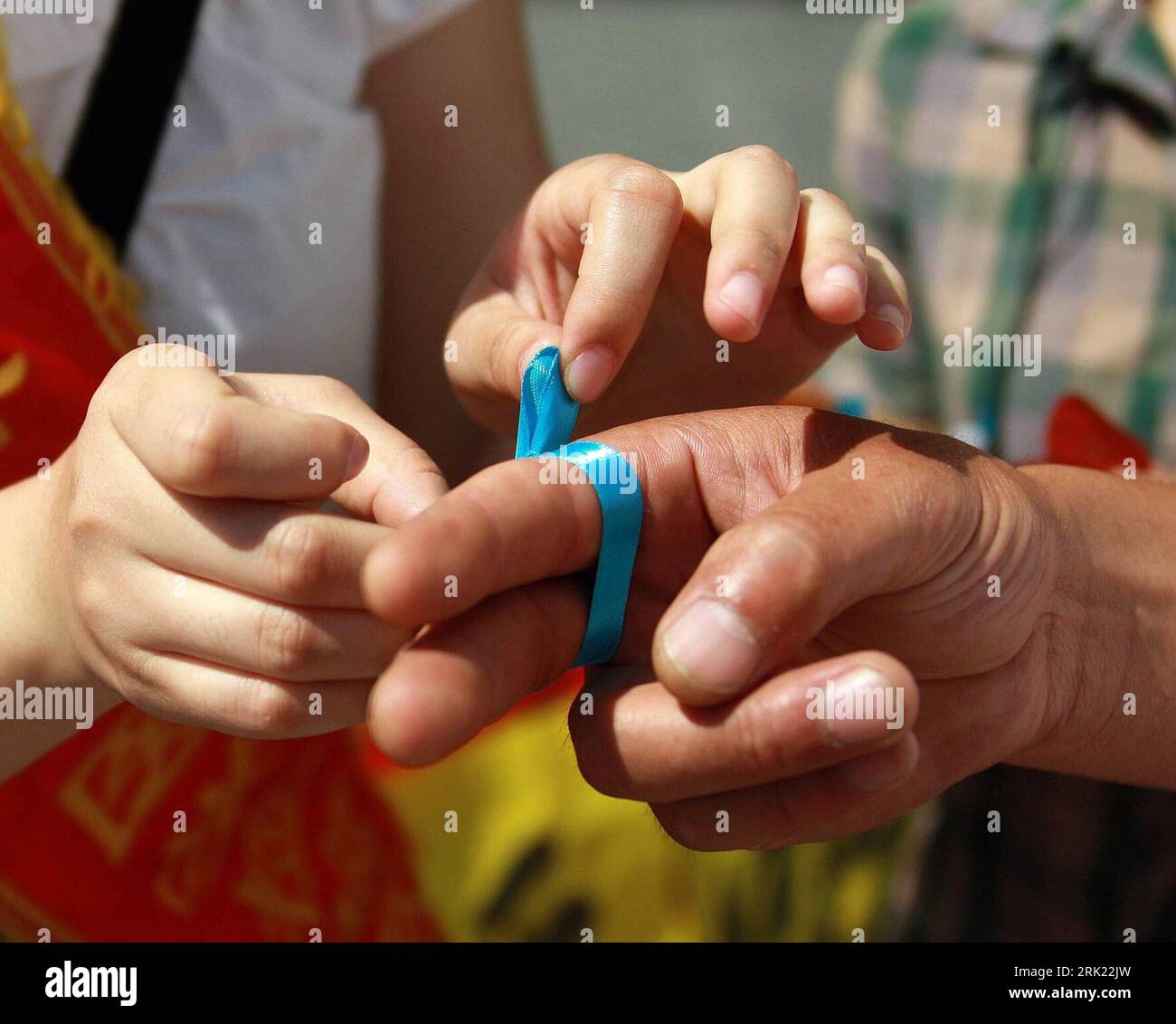 Bildnummer: 53038389  Datum: 31.05.2009  Copyright: imago/Xinhua Weltnichtrauchertag - Blaues Band an den Fingern markiert die Abstinenz eines Rauchers in Tianjin - China PUBLICATIONxNOTxINxCHN, Körperteile , premiumd , Objekte; 2009, China, Gesundheit, Nicht, Raucher, Tag, Nichtraucher, Welt, Rauchverbot, Verbot, rauchen, Politik, blau, Band, Finger, Markierung; , quer, Kbdig, Gruppenbild,  , Gesellschaft, Asien    Bildnummer 53038389 Date 31 05 2009 Copyright Imago XINHUA World No Tobacco Day Blue Tie to the Fingers marked the Abstinence a Smoker in Tianjin China PUBLICATIONxNOTxINxCHN Body Stock Photo