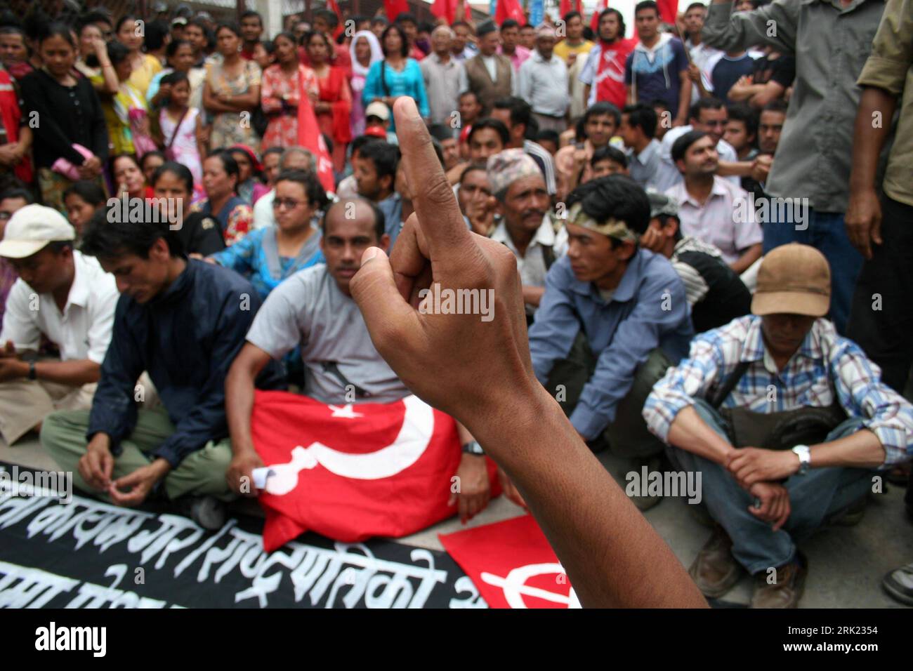 Bildnummer: 53045023  Datum: 03.06.2009  Copyright: imago/Xinhua Anhänger der Vereinten Maoistisch-Kommunistischen Partei von Nepal - UCPN-M - während einer Protestaktion in Kathmandu - PUBLICATIONxNOTxINxCHN, Personen , Körperteile; 2009, Kathmandu, Nepal , Demo, Protest, Unified Communist Party of, Maoist, Hand; , quer, Kbdig, Totale,  , Politik, Asien    Bildnummer 53045023 Date 03 06 2009 Copyright Imago XINHUA Trailers the United maoistisch communist Party from Nepal UCPN M during a Protest action in Kathmandu PUBLICATIONxNOTxINxCHN People Body parts 2009 Kathmandu Nepal Demonstration Pro Stock Photo