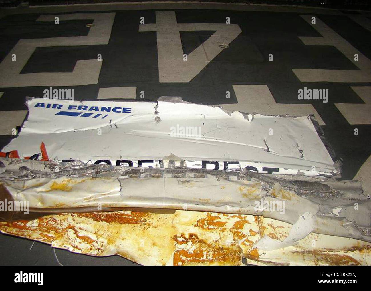 Bildnummer: 53069642  Datum: 07.06.2009  Copyright: imago/Xinhua Trümmerteile der über dem Atlantik verunglückten Passagiermaschine der Air France an Bord eines Militärschiffs der brasilianischen Marine - PUBLICATIONxNOTxINxCHN , Objekte; 2009, Atlantik, Brasilien, Absturz, Flugzeugabsturz, Unglück, Flugzeugunglück, Air France, AF 447, A 330, Bergung, Trümmer, premiumd; , quer, Kbdig, Einzelbild,  ,  , Militaer, Staat,  , Südamerika, o0 Flugzeug    Bildnummer 53069642 Date 07 06 2009 Copyright Imago XINHUA Debris the above the Atlantic injured Passenger plane the Air France to Board a Military Stock Photo