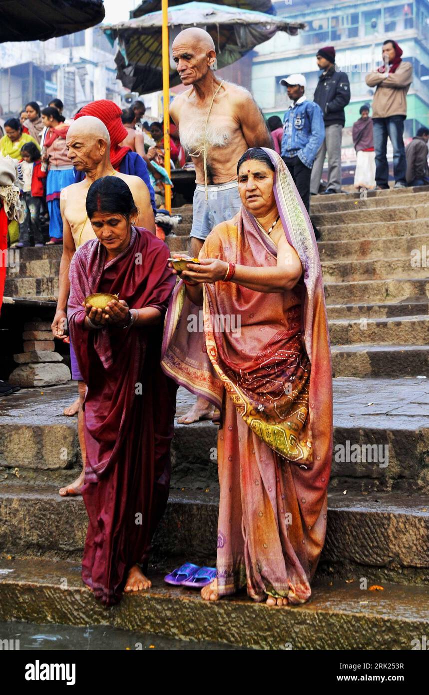 Bildnummer: 53115792  Datum: 27.12.2008  Copyright: imago/Xinhua Gläubige Hindufrauen beten auf der Treppe am  des  Ganges in Varanasi - PUBLICATIONxNOTxINxCHN, Personen , Highlight; 2008, Varanasi, Indien, Gebet, gläubig, Ritual, Hindu, Frau, Frauen; , hoch, Kbdig, Gruppenbild, Hinduismus, Religion,  , Reisen, Asien o0 Land, Leute o0  - PUBLICATIONxNOTxINxCHN    Bildnummer 53115792 Date 27 12 2008 Copyright Imago XINHUA Believers Hindu women pray on the Staircase at the Ganges in Varanasi PUBLICATIONxNOTxINxCHN People Highlight 2008 Varanasi India Prayer believer Ritual Hindu Woman Women vert Stock Photo