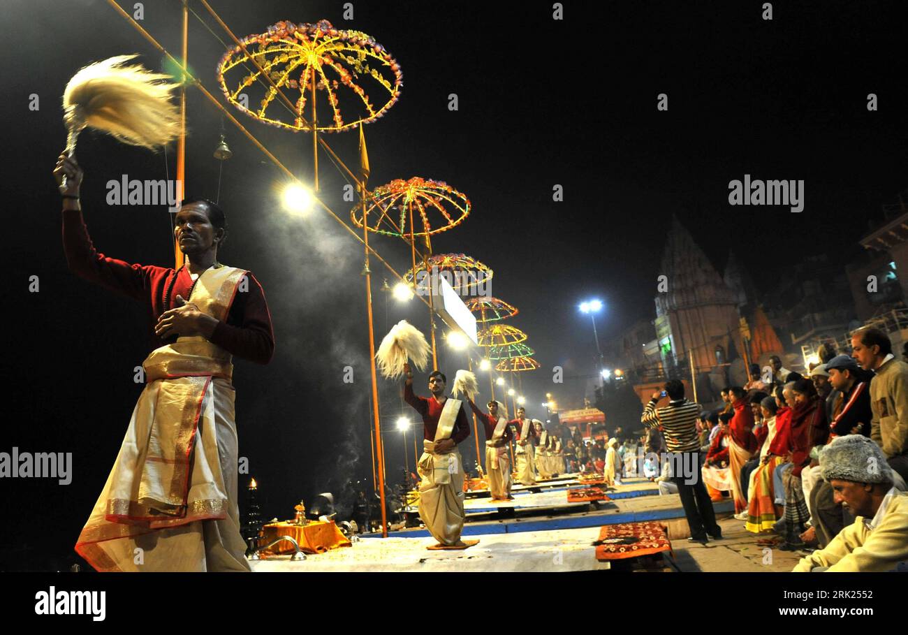 Bildnummer: 53115795  Datum: 27.12.2008  Copyright: imago/Xinhua Gläubige Hindus bei einer Opferzeremonie bei Nacht am Fluss des  Ganges in Varanasi - PUBLICATIONxNOTxINxCHN, Personen ,  , Highlight , Restlichtaufnahme; 2008, Varanasi, Indien, Gebet, gläubig, Ritual, Hindu, Zeremonie, Opferung; , quer, Kbdig, Totale, Hinduismus, Religion,  , Reisen, Asien o0  - PUBLICATIONxNOTxINxCHN    Bildnummer 53115795 Date 27 12 2008 Copyright Imago XINHUA Believers Hindus at a Victims ceremony at Night at River the Ganges in Varanasi PUBLICATIONxNOTxINxCHN People Highlight Residual light recording 2008 V Stock Photo