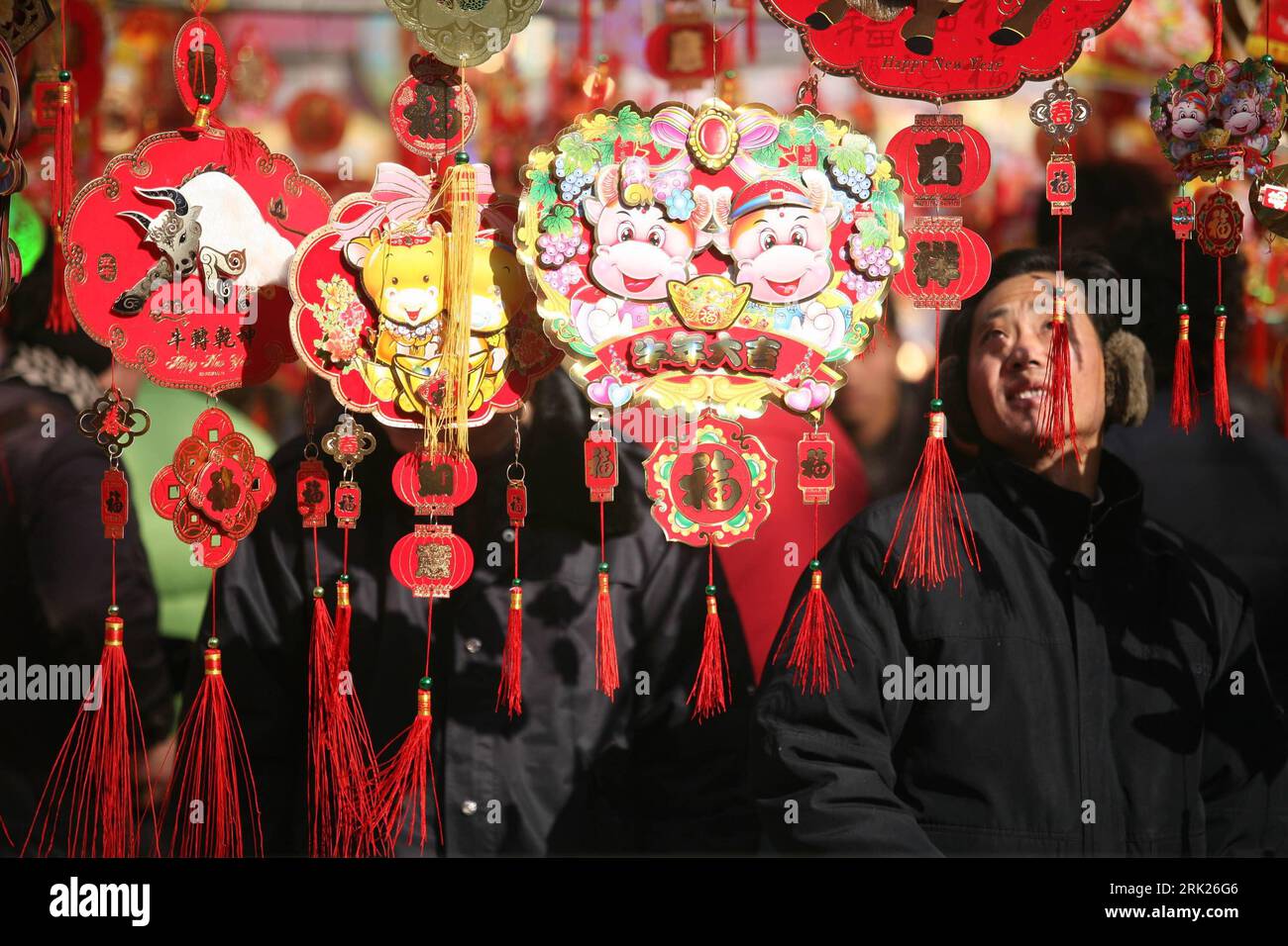 Bildnummer: 53151628  Datum: 24.01.2009  Copyright: imago/Xinhua  Residents select Spring Festival decorations in Mengcheng County, east China s Anhui Province, Jan. 24, 2009. Local residents went to market to buy decorations for the upcoming Spring Festival in spite of the strong cold air which caused temperature plunged to 10 Celsius degrees under zero.      kbdig  Einwohner auswählen Frühjahr Festival Verzierungen in Mengcheng County, Ost China s Anhui Province Markt an Buy Verzierungen für der anstehender Frühjahr Festival Kälte quer  kurios    Bildnummer 53151628 Date 24 01 2009 Copyright Stock Photo