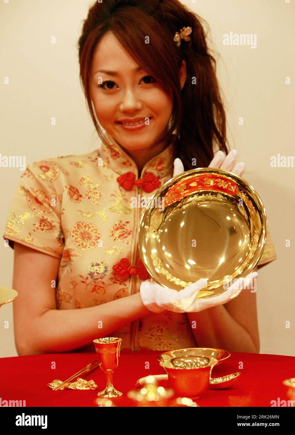 Bildnummer: 53151705  Datum: 02.09.2008  Copyright: imago/Xinhua  A staff member of Ginza Tanaka shows one piece of 24K gold Chinese-style dishware set in Ginza, Tokyo, capital of Japan, Sept. 2, 2008. The set was released by Ginza Tanaka including 13 kinds, 31 pieces dishwares such as cups, plates, bowls and chopsticks on Tuesday kbdig  einer Personal Mitglied of Ginza der Set war released by Ginza Tanaka namentlich 13 kinds, 31 Stücke dishwares solchen als cups, plates, Schüsseln und Stäbchen auf Tuesday und Geschirr hoch    Bildnummer 53151705 Date 02 09 2008 Copyright Imago XINHUA a Staff Stock Photo