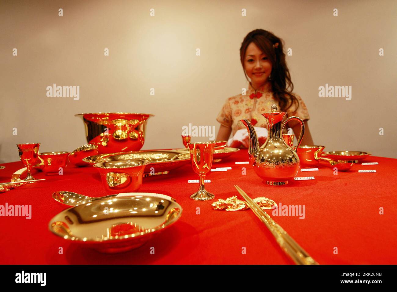 Bildnummer: 53151706  Datum: 02.09.2008  Copyright: imago/Xinhua  A staff member of Ginza Tanaka shows one piece of 24K gold Chinese-style dishware set in Ginza, Tokyo, capital of Japan, Sept. 2, 2008. The set was released by Ginza Tanaka including 13 kinds, 31 pieces dishwares such as cups, plates, bowls and chopsticks on Tuesday kbdig  einer Personal Mitglied of Ginza der Set war released by Ginza Tanaka namentlich 13 kinds, 31 Stücke dishwares solchen als cups, plates, Schüsseln und Stäbchen auf Tuesday und Geschirr quer    Bildnummer 53151706 Date 02 09 2008 Copyright Imago XINHUA a Staff Stock Photo