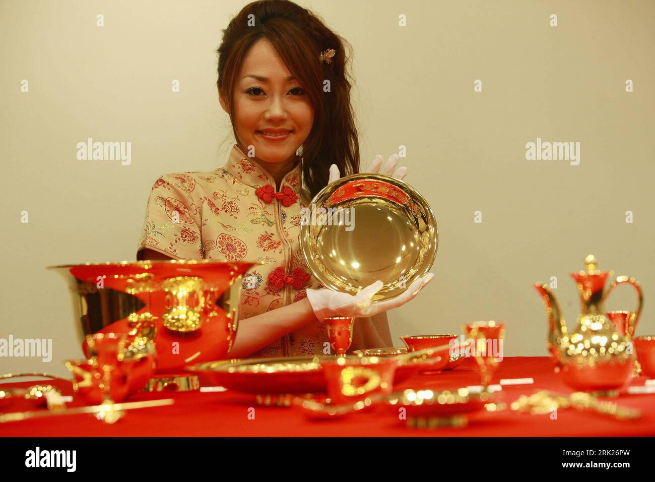 Bildnummer: 53151708  Datum: 02.09.2008  Copyright: imago/Xinhua  A staff member of Ginza Tanaka shows one piece of 24K gold Chinese-style dishware set in Ginza, Tokyo, capital of Japan, Sept. 2, 2008. The set was released by Ginza Tanaka including 13 kinds, 31 pieces dishwares such as cups, plates, bowls and chopsticks on Tuesday kbdig  einer Personal Mitglied of Ginza der Set war released by Ginza Tanaka namentlich 13 kinds, 31 Stücke dishwares solchen als cups, plates, Schüsseln und Stäbchen auf Tuesday und Geschirr quer    Bildnummer 53151708 Date 02 09 2008 Copyright Imago XINHUA a Staff Stock Photo