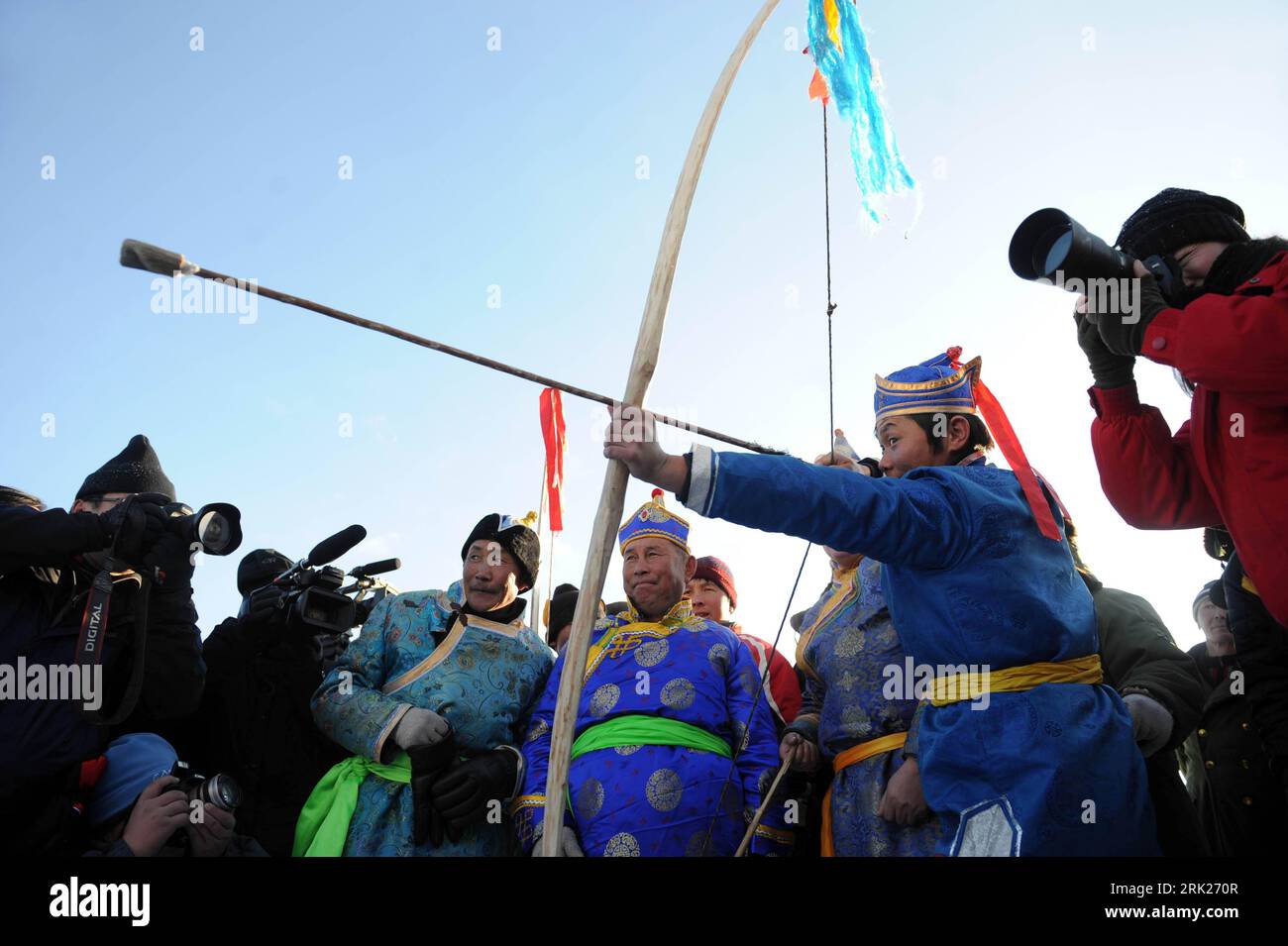 Bildnummer: 53151869  Datum: 02.01.2009  Copyright: imago/Xinhua  A local man is flanked by photographers as he demonstrates archery skills in the Kanasi Nature Reserve of northwest China s Uygur Autonomous Region Jan. 2, 2008. The match was part of a photography festival kbdig einer Mann liegt flankiert by Fotografen als er beweist Bogenschießen Könnens in der Kanasi Natur Reserve of Northwest China s Uygur Autonome Region Uigure, Uiguren, Land, Leute quer    Bildnummer 53151869 Date 02 01 2009 Copyright Imago XINHUA a Local Man IS flanked by Photographers As he demonstrates Archery SKILLS in Stock Photo