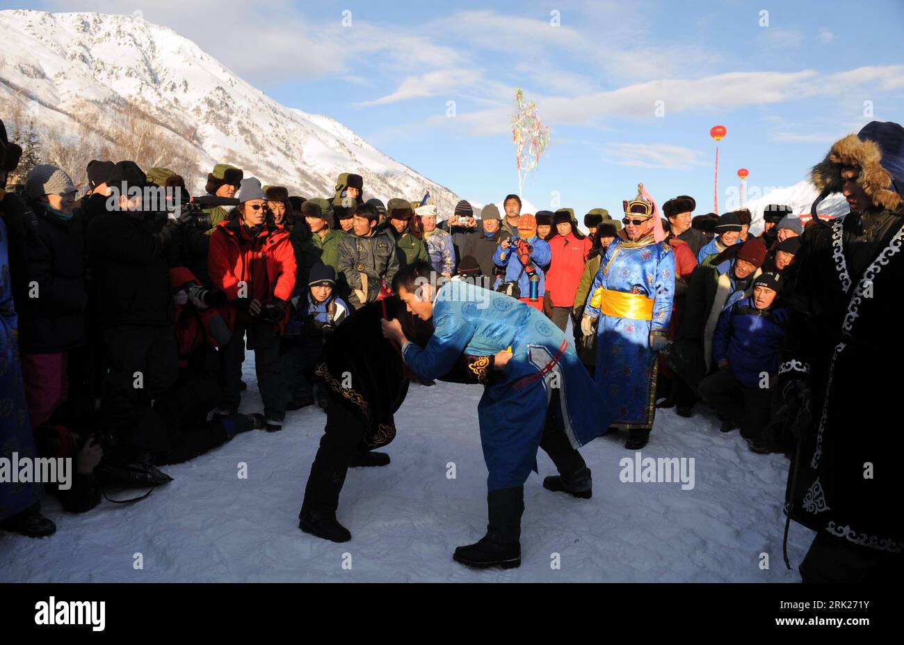 Bildnummer: 53151868  Datum: 02.01.2009  Copyright: imago/Xinhua  Locals compete in a traditional wrestling game in the Kanasi Nature Reserve of northwest China s Uygur Autonomous Region Jan. 2, 2008. The match was part of a photography festival held here Friday, kbdig Einheimische konkurrieren in einer traditionelle Ringen Spiel in der Kanasi Natur Reserve of Northwest China s Uygur Autonome Region Uigure, Uiguren, Land, Leute quer    Bildnummer 53151868 Date 02 01 2009 Copyright Imago XINHUA Locals compete in a Traditional Wrestling Game in The Lake Kanas Nature Reserve of Northwest China S Stock Photo