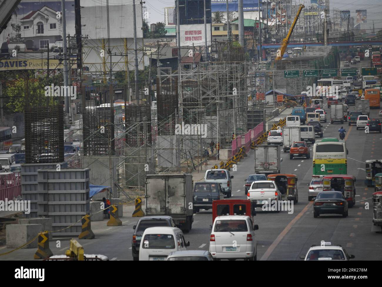 Bildnummer: 53152954  Datum: 26.02.2009  Copyright: imago/Xinhua  Vehicles pass by a government infrastructure project along a main thoroughfare in Manila, capital of the Philippines, Feb. 26, 2009. kbdig  Straße, Verkehr quer   ie    Bildnummer 53152954 Date 26 02 2009 Copyright Imago XINHUA VEHICLES Passport by a Government Infrastructure Project Along a Main thoroughfare in Manila Capital of The Philippines Feb 26 2009 Kbdig Road Traffic horizontal ie Stock Photo
