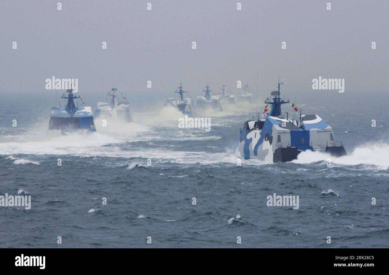 Bildnummer: 53153627  Datum: 23.04.2009  Copyright: imago/Xinhua  New types of missile speed boats of the Chinese s Liberation Army (PLA) Navy takes part in a naval parade of the PLA Navy warships and aircraft in waters off Qingdao, east China s Shandong Province, on April 23, 2009. kbdig   Boot, Gründung, Jubiläum, Volksbefreiungsarmee, Militaer, Staat, Speedboat quer    Bildnummer 53153627 Date 23 04 2009 Copyright Imago XINHUA New Types of Missile Speed Boats of The Chinese S Liberation Army PLA Navy Takes Part in a Naval Parade of The PLA Navy Warships and Aircraft in Waters off Qingdao Ea Stock Photo