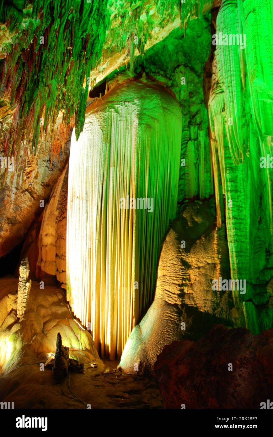 Bildnummer: 53153734  Datum: 28.04.2009  Copyright: imago/Xinhua  Photo taken on April 24 shows the stalactite in the Furong Karst Cave in Wulong County of southwest China s Chongqing. kbdig   Tropfstein in der Furong Karst Höhle in Wulong County of Südwest China s Chongqing. Tropfsteinhöhle hoch    Bildnummer 53153734 Date 28 04 2009 Copyright Imago XINHUA Photo Taken ON April 24 Shows The stalactite in The Furong Karst Cave in Wulong County of Southwest China S Chongqing Kbdig Stalactite in the Furong Karst Cave in Wulong County of Southwest China S Chongqing Cave vertical Stock Photo