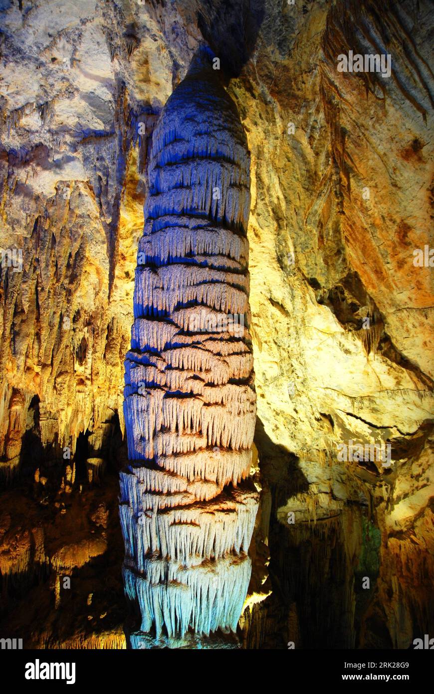 Bildnummer: 53153735  Datum: 28.04.2009  Copyright: imago/Xinhua  Photo taken on April 24 shows the stalactite in the Furong Karst Cave in Wulong County of southwest China s Chongqing. kbdig   Tropfstein in der Furong Karst Höhle in Wulong County of Südwest China s Chongqing. Tropfsteinhöhle hoch    Bildnummer 53153735 Date 28 04 2009 Copyright Imago XINHUA Photo Taken ON April 24 Shows The stalactite in The Furong Karst Cave in Wulong County of Southwest China S Chongqing Kbdig Stalactite in the Furong Karst Cave in Wulong County of Southwest China S Chongqing Cave vertical Stock Photo