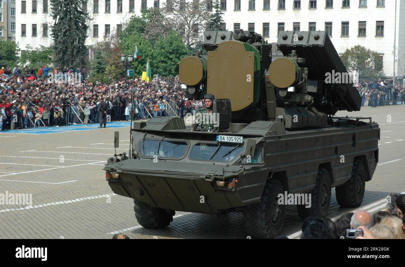 Bildnummer: 53153805  Datum: 06.05.2009  Copyright: imago/Xinhua  A missile vehicle takes part in a military parade in central Sofia on May 6, 2009 to celebrate the Day of Bravery of the Bulgarian Army as well as the day of Saint George.  kbdig   Militaer Parade in Central Sofia auf Mai 6, 2009 an feiern der Tag of Bravery of der Bulgarische Armee als gut als der Tag of Saint George.   Militätparade, Raketenfahrzeug quer   ie    Bildnummer 53153805 Date 06 05 2009 Copyright Imago XINHUA a Missile Vehicle Takes Part in a Military Parade in Central Sofia ON May 6 2009 to Celebrate The Day of Bra Stock Photo