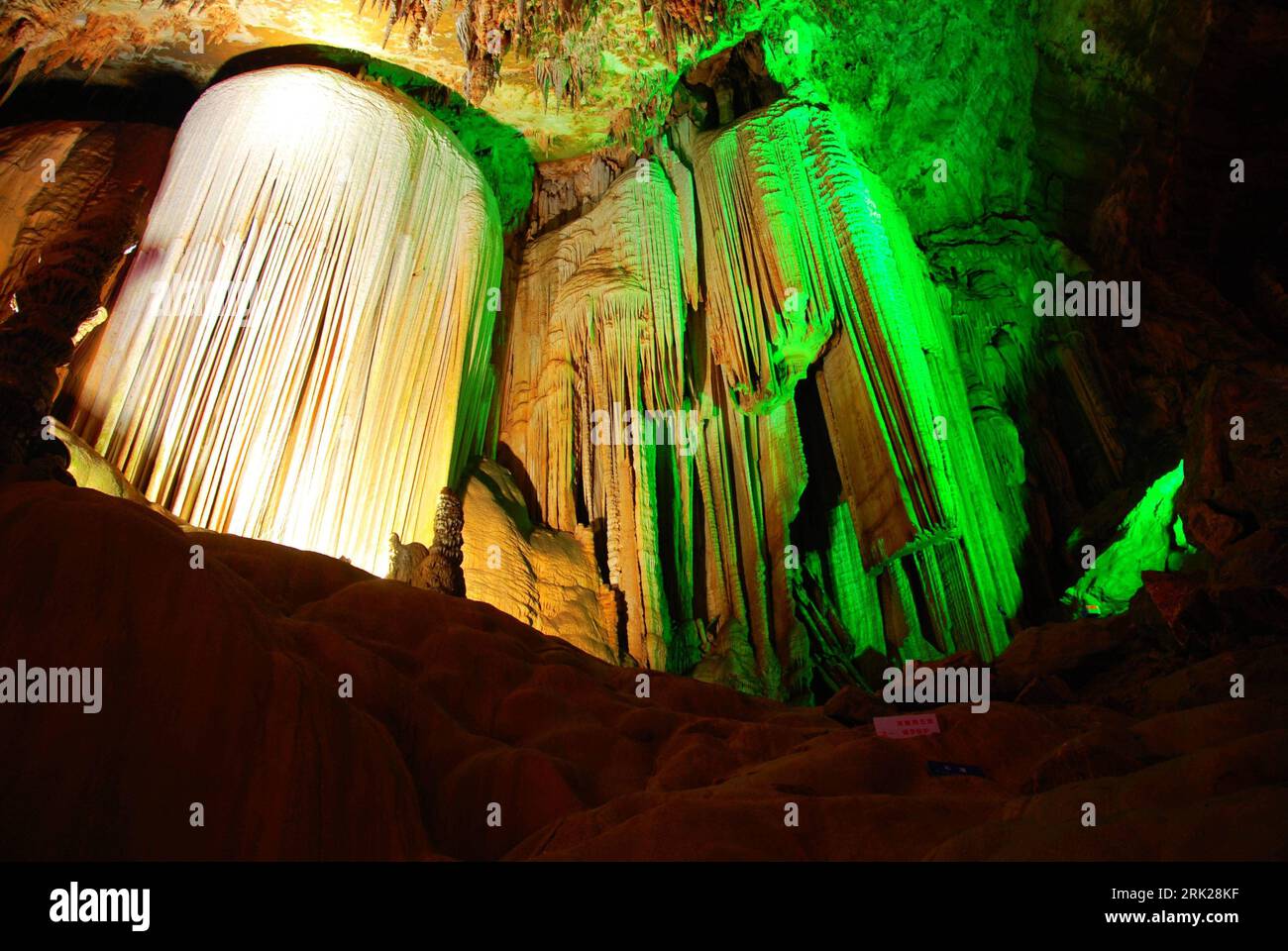 Bildnummer: 53153736  Datum: 28.04.2009  Copyright: imago/Xinhua  Photo taken on April 24 shows the stalactite in the Furong Karst Cave in Wulong County of southwest China s Chongqing. kbdig   Tropfstein in der Furong Karst Höhle in Wulong County of Südwest China s Chongqing. Tropfsteinhöhle quer    Bildnummer 53153736 Date 28 04 2009 Copyright Imago XINHUA Photo Taken ON April 24 Shows The stalactite in The Furong Karst Cave in Wulong County of Southwest China S Chongqing Kbdig Stalactite in the Furong Karst Cave in Wulong County of Southwest China S Chongqing Cave horizontal Stock Photo