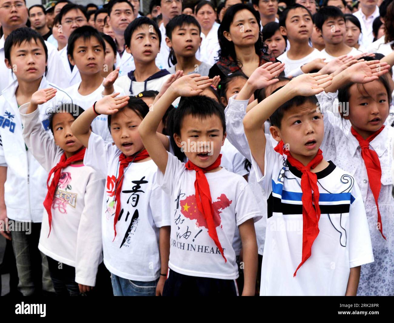 Bildnummer: 53153853  Datum: 12.05.2009  Copyright: imago/Xinhua  Students attend the national flag-raising ceremony in Qingchuan County, southwest China s Sichuan Province, on May 12, 2009. kbdig   Schüler beizuwohnen der National flag-raising Ehrung in Qingchuan County, Südwest China s Sichuan Province, Fahnenappell, Appell, Schule, Bildung quer    Bildnummer 53153853 Date 12 05 2009 Copyright Imago XINHUA Students attend The National Flag Raising Ceremony in Qing Chuan County Southwest China S Sichuan Province ON May 12 2009 Kbdig Students attend the National Flag Raising Ceremony in Qing C Stock Photo