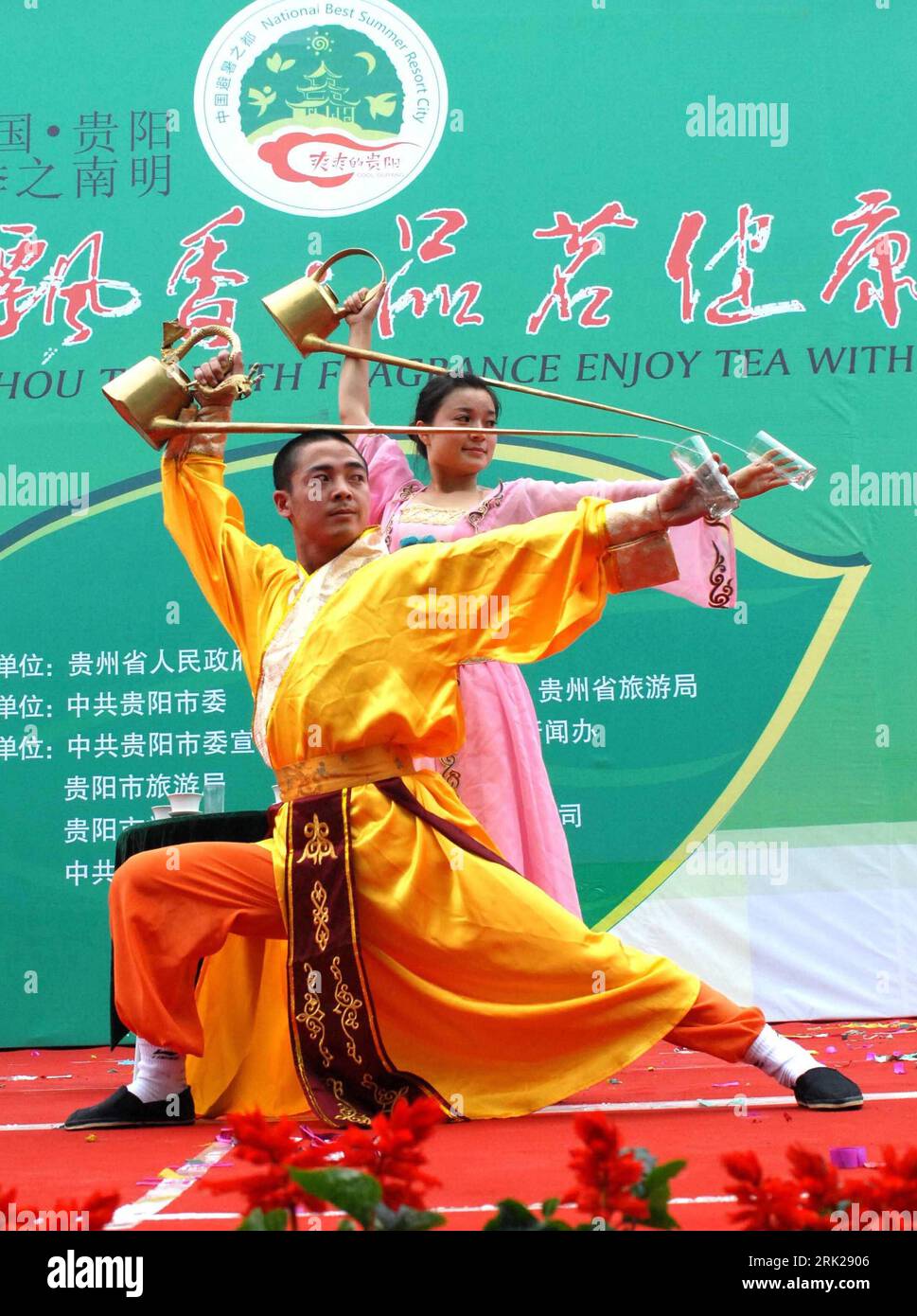 Bildnummer: 53154003  Datum: 27.05.2009  Copyright: imago/Xinhua  Two performers show their acrobatic skill of pouring water with a long spout into a glass at the opening ceremony of the Enjoying Fragrant Tea with Health in Guiyang, southwest China s Guizhou Province, May 26, 2009. kbdig   Zwei Interpreten Show Tee in Guiyang, Zeremonie, Zubereitung hoch    Bildnummer 53154003 Date 27 05 2009 Copyright Imago XINHUA Two Performers Show their Acrobatic Skill of pouring Water With a Long Spout into a Glass AT The Opening Ceremony of The enjoying Fragrant Tea With Health in Guiyang Southwest China Stock Photo