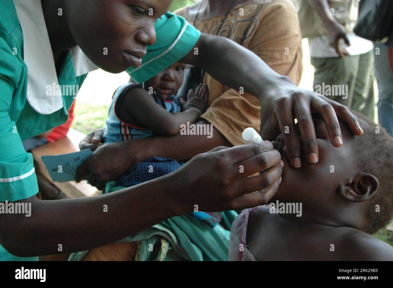 Bildnummer: 53154238  Datum: 07.06.2009  Copyright: imago/Xinhua  A health worker immunizes a child against polio vaccine in Wakiso district, 18km west of Ugandan capital Kampala on June 6, 2009. kbdig   einer Kind empfängt Tröpfchen of Polio Impfstoff Impfung, Gesundheit quer   ie    Bildnummer 53154238 Date 07 06 2009 Copyright Imago XINHUA a Health Worker Immunizer a Child against Polio Vaccine in Wakiso District 18km WEST of Ugandan Capital Kampala ON June 6 2009 Kbdig a Child receives Droplets of Polio Vaccine Vaccination Health horizontal ie Stock Photo