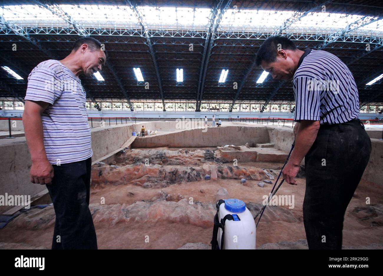 Bildnummer: 53154343  Datum: 11.06.2009  Copyright: imago/Xinhua  Two archaeological workers make preparations for a deliberately-planned excavation of Pit No. 1 of Emperor Qingshihuangdi Terra Cotta Army in Xi an, capital of northwest China s Shaanxi Province, June 10, 2009.  kbdig   Zwei Archäologische Arbeiter Make Vorbereitung für einer deliberately-planned Ausgrabungsstätte of Grube No. 1 of Kaiser Qingshihuangdi TerraCotta Armee, Archäologe, Archäologie, Wissenschaft quer    Image number 53154343 Date 11 06 2009 Copyright Imago XINHUA Two Archaeological Workers Make preparations for a de Stock Photo