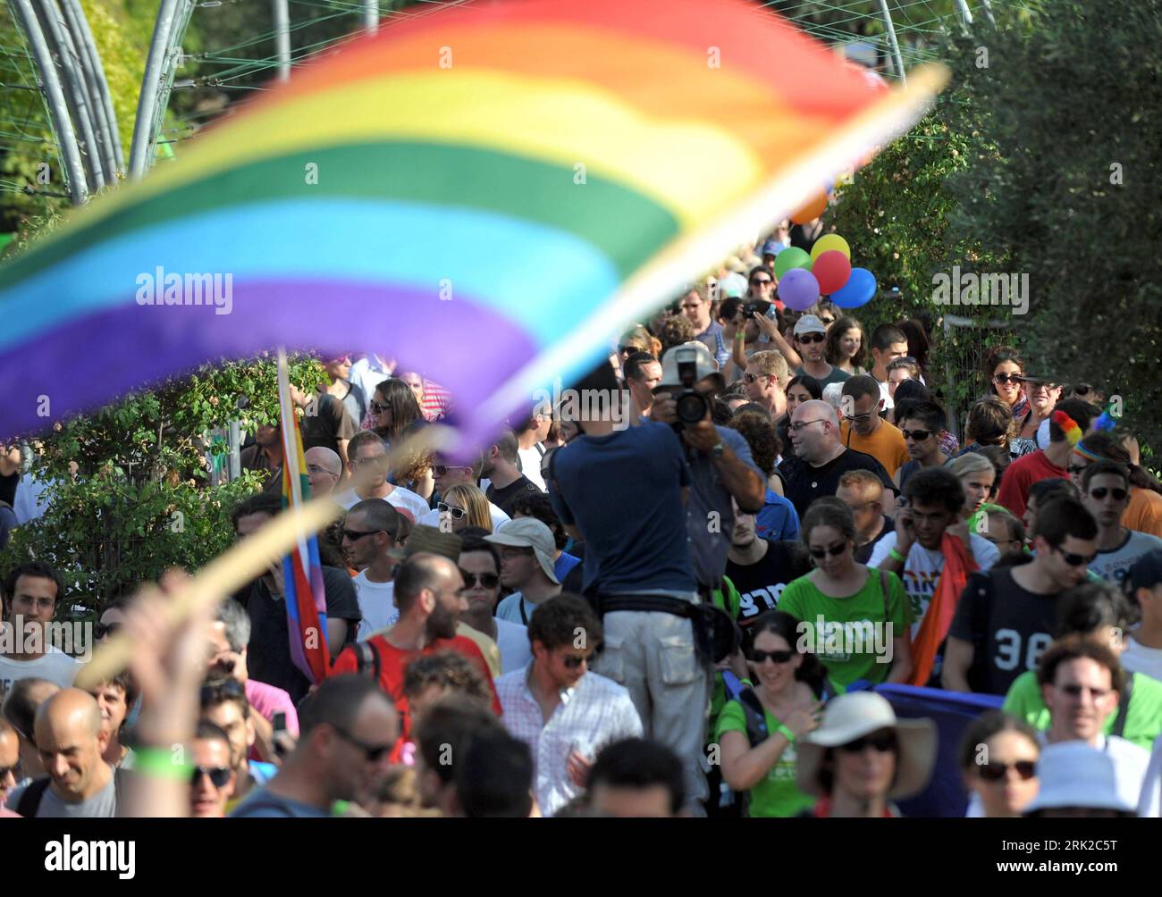 Bildnummer: 53160573  Datum: 25.06.2009  Copyright: imago/Xinhua Wehende Regenbogenfahne während der jährlichen Gay Pride Parade in Jerusalem - PUBLICATIONxNOTxINxCHN Wehende Regenbogenfahne während der jährlichen Gay Pride Parade in Jerusalem - PUBLICATIONxNOTxINxCHN, Personen; 2009, Jerusalem, Fahne, Flagge, Regenbogen, Schwule, Lesben, schwul, lesbisch, Homosexualität, homosexuell, Demonstrant, Demonstrationen; , quer, Kbdig, Totale,  , Politik, Asien    Bildnummer 53160573 Date 25 06 2009 Copyright Imago XINHUA Wehende Rainbow flag during the annual Gay Pride Parade in Jerusalem PUBLICATIO Stock Photo