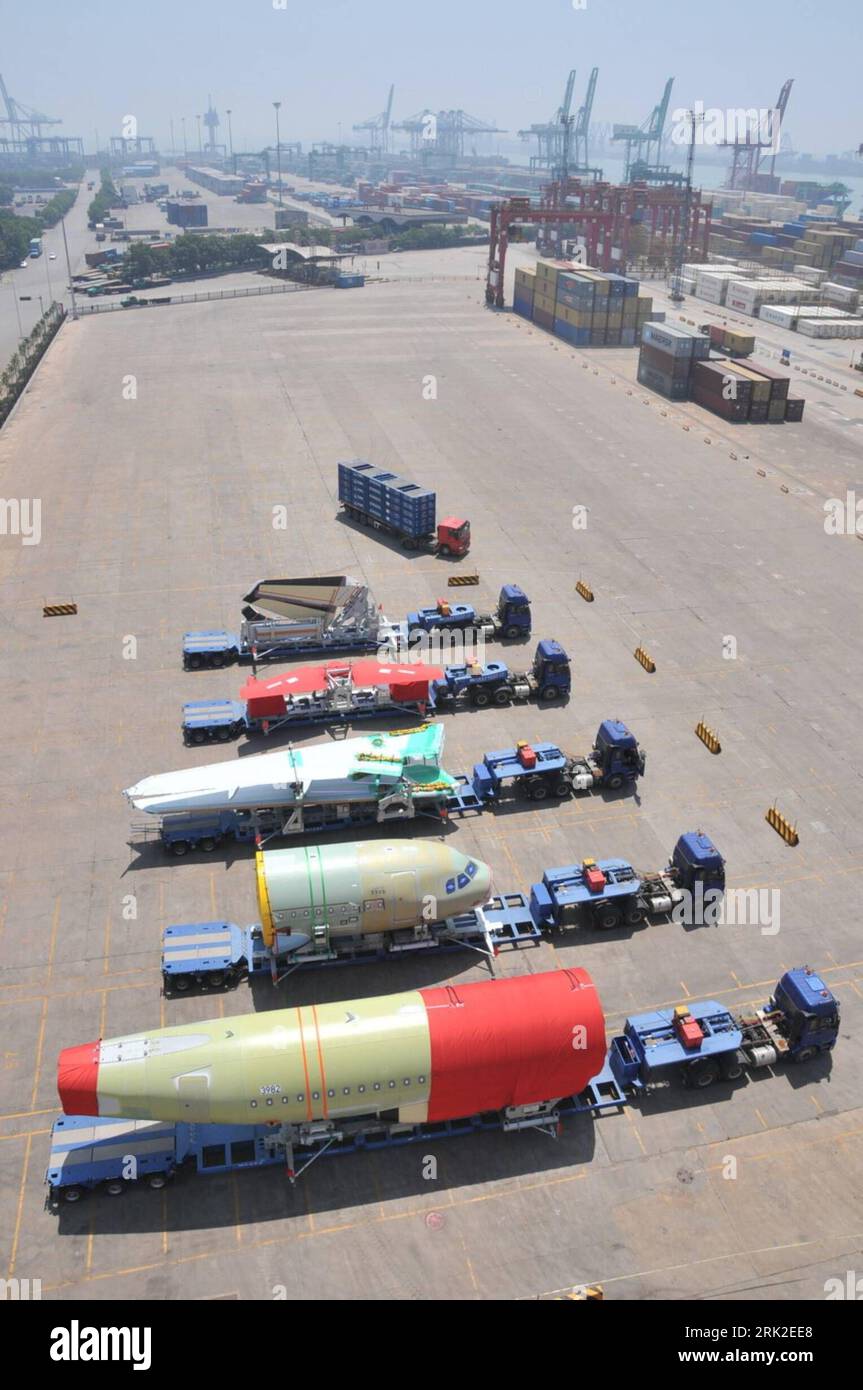 Bildnummer: 53173322  Datum: 24.06.2009  Copyright: imago/Xinhua  Assembly parts of an Airbus A320 jet, after being offloaded from a cargo ship, are loaded on trucks and transferred to a nearby factory for assembly June 24, 2009 in north China s port city of Tianjin, the base of Airbus  only final assembly line outside Europe. Airbus  first China-assembled A320 jet was put into operation on June 24, 2009 by China s Sichuan Airlines.  Wirtschaft kbdig  Aussenansichten Montage Teile of Ausgedient Airbus A320 jet, nach being offloaded von einer Cargo ship, sind verladen auf LKW und überführt an e Stock Photo