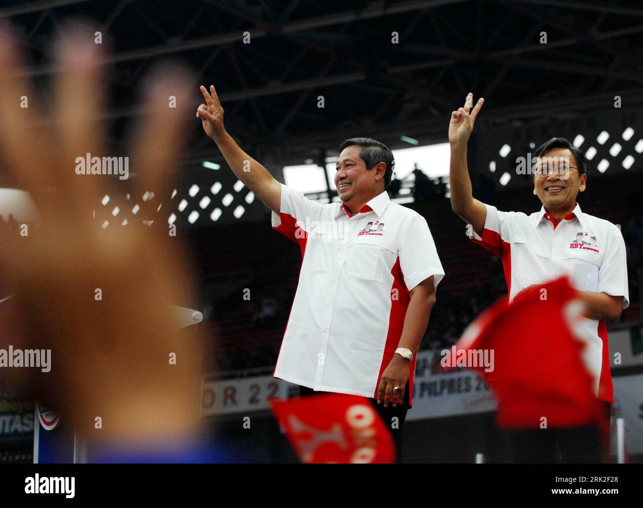 Bildnummer: 53176702  Datum: 04.07.2009  Copyright: imago/Xinhua Indonesian President Susilo Bambang Yudhoyono (L) and his running mate Boediono wave to supporters during a campaign rally in Jakarta . Indonesia will hold presidential election on July 8. The three presidential candidates are President Susilo Bambang Yudhoyono, Vice President Jusuf Kalla and Former President Megawati Soekarnoputri. (Xinhua/Yue Yuewei) (xjq) People Politik Präsidentschaftswahl premiumd  kbdig xub (090704) -- JAKARTA,  (Xinhua) -- Indonesische Präsident Susilo Bambang Yudhoyono (L) und seiner Joggen Mate Boediono Stock Photo