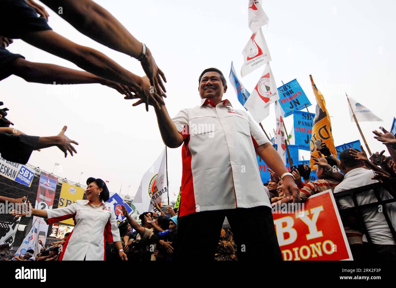 Bildnummer: 53176704  Datum: 04.07.2009  Copyright: imago/Xinhua Indonesian President Susilo Bambang Yudhoyono shakes hands with supporters during a campaign rally in Jakarta . Indonesia will hold presidential election on July 8. The three presidential candidates are President Susilo Bambang Yudhoyono, Vice President Jusuf Kalla and Former President Megawati Soekarnoputri. (Xinhua/Yue Yuewei) (xjq) People Politik Präsidentschaftswahl premiumd  kbdig xub (090704) -- JAKARTA,  (Xinhua) -- Indonesische Präsident Susilo Bambang Yudhoyono  mit Fans anläßlich einer Kampagne Kundgebung in Jakarta . I Stock Photo
