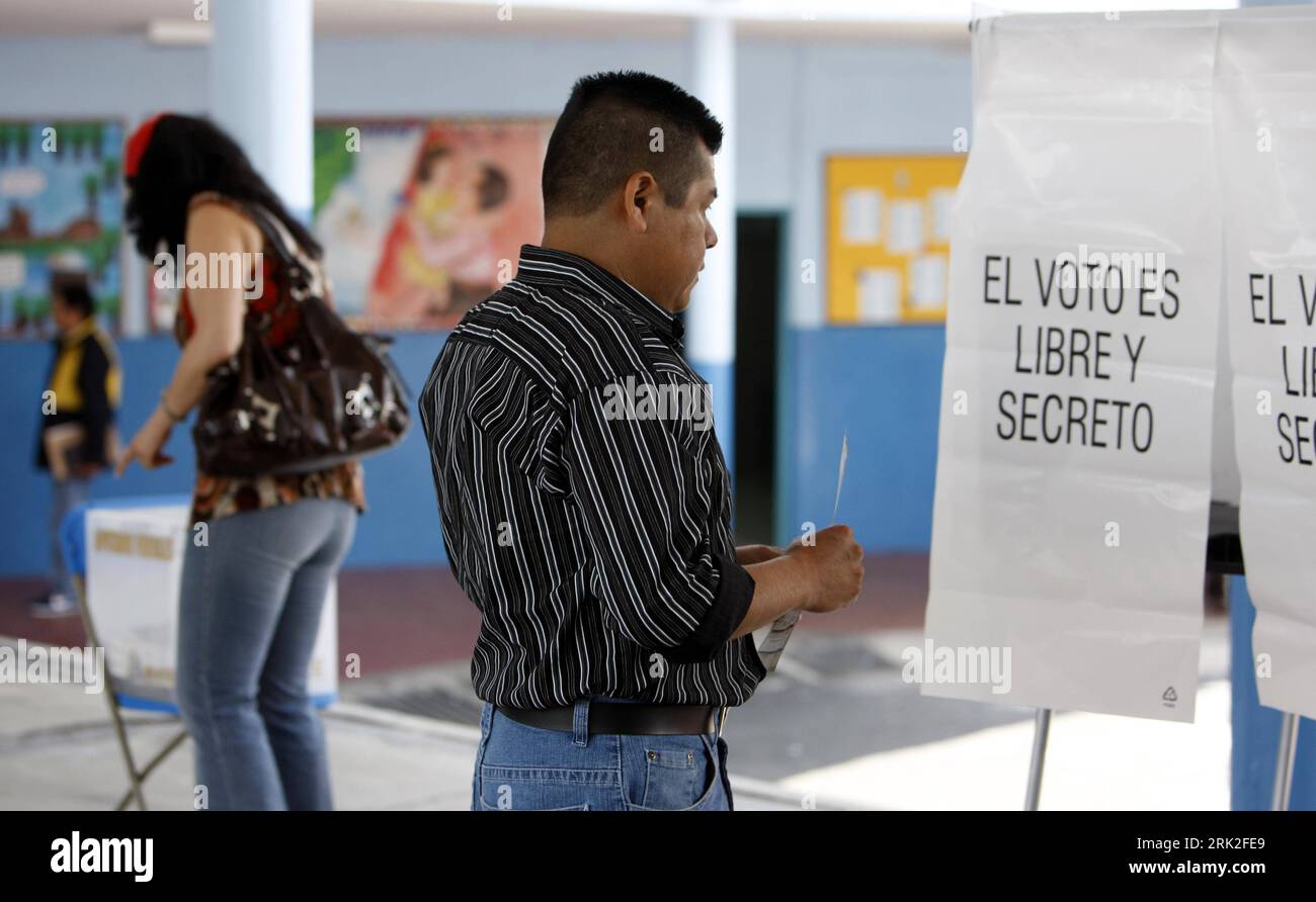 Bildnummer: 53180802  Datum: 05.07.2009  Copyright: imago/Xinhua (090706) -- MEXICO CITY, July 6, 2009 (Xinhua) -- Mexicans are going to vote at a polling station in Mexico City, July 5, 2009. Mexicans voted on Sunday in mid-term elections to elect 500 legislators for the lower house Chamber of Deputies, 6 governorships, 500 mayors and other officers.      (Xinhua/Bao Feifei) (cl)  Politik Wahl Parlament Parlamentswahlen premiumd kbdig xkg (090706) -- Mexiko CITY, Juli 6, 2009 (Xinhua) -- Mexikaner sind gehend an Abstimmung am einer Wahllokal in Mexiko City, Juli 5, 2009. Mexikaner gestimmt au Stock Photo