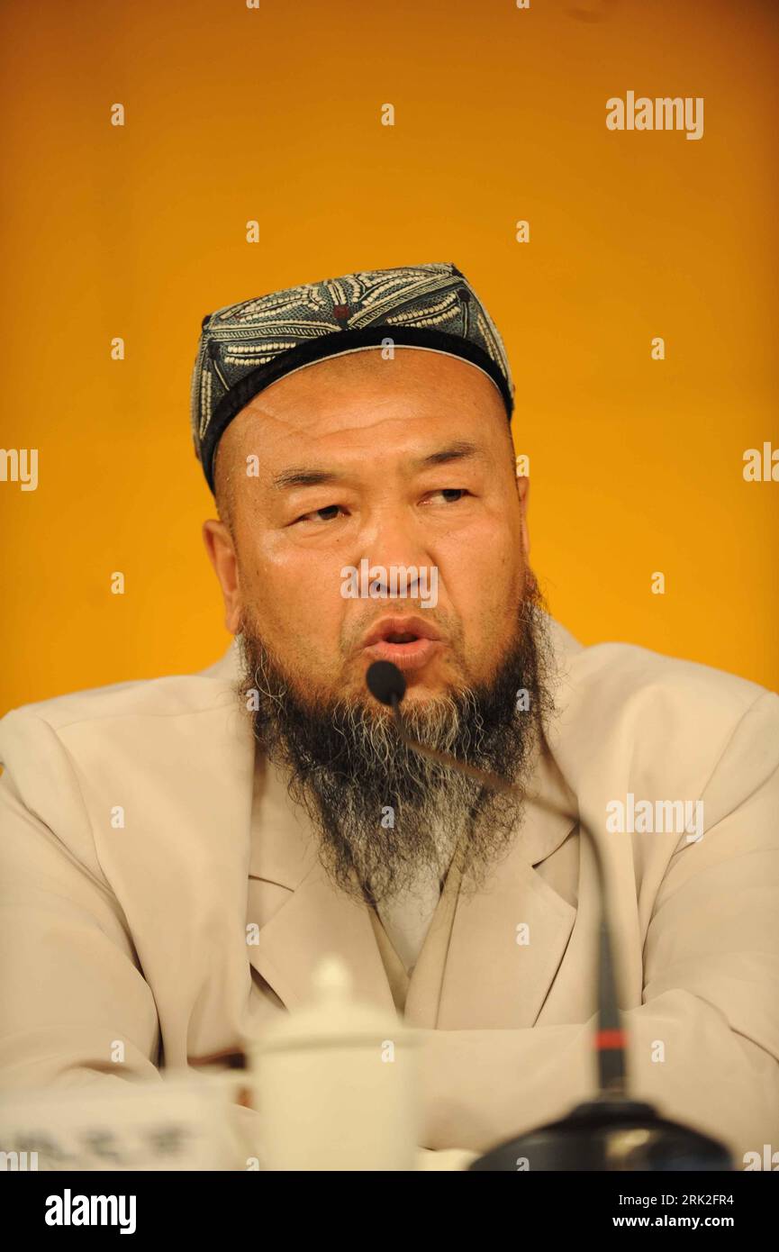 Bildnummer: 53183478  Datum: 07.07.2009  Copyright: imago/Xinhua (090708) -- URUMQI, July 8, 2009 (Xinhua) -- Maulana Abdurekhip, a member of the standing committee of the Islamic Association of China (IAC), vice president of Xinjiang Islamic Association and vice president of Xinjiang Islamic Theology Institute, speaks at a press conference in Urumqi, capital of northwest China s Xinjiang Uygur Autonomous Region, July 7, 2009. Xinjiang well-known religious persons said in the press conference that rioters who took part in the deadly July 5 riot absolutely could not represent the  of Uygur ethn Stock Photo