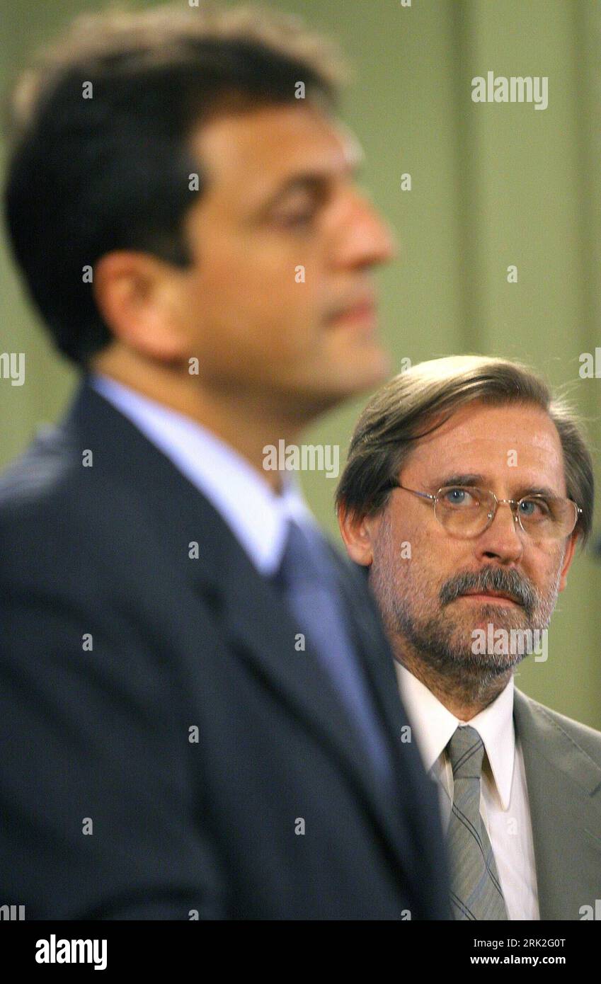 Bildnummer: 53184574  Datum: 07.07.2009  Copyright: imago/Xinhua (090708) -- BUENOS AIRES, July 8, 2009 (Xinhua) -- Undated file photo shows Argentine Economy Minister Carlos Fernandez (R). Argentine presidential spokesman Alfredo Scoccimarro announced on July 7, 2009 that President Cristina Fernandez de Kirchner has reshuffled the cabinet, appointing Amado Boudou, head of the State Pension Agency, to replace Carlos Fernandez as the economy minister. Minister of Justice, Security and Human Rights Anibal Fernandez replaced Sergio Massa as cabinet chief. (Xinhua/Martin Zabala) (jl) PUBLICATIONxN Stock Photo