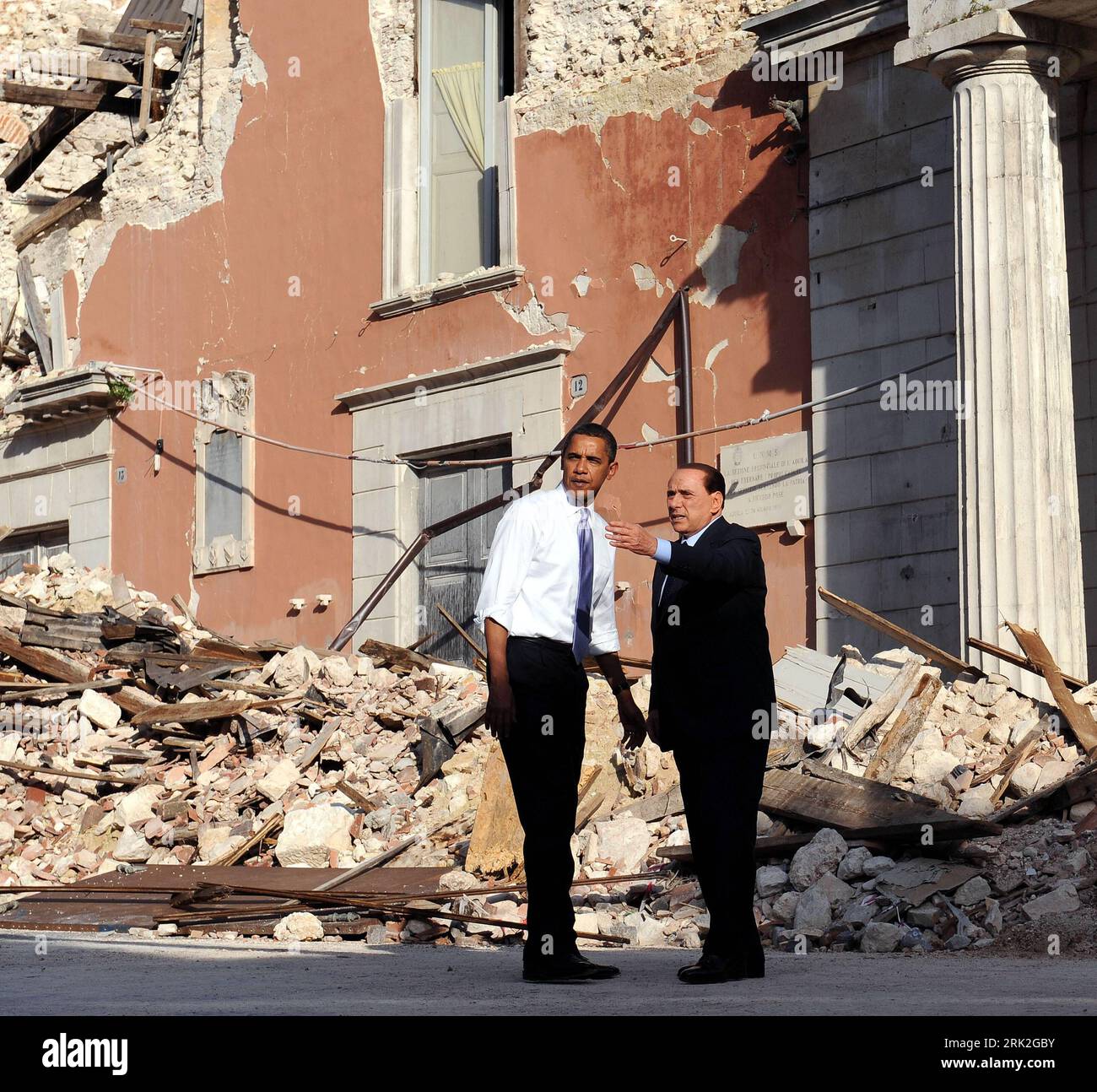 Bildnummer: 53186711  Datum: 09.07.2009  Copyright: imago/Xinhua (090709) -- L AQUILA, July 9, 2009 (Xinhua) -- Italian Prime Minister Silvio Berlusconi (R) and US President Barack Obama visit the historical center of L Aquila destroyed by the earthquake on April 6 in L Aquila, Italy, July 8, 2009, first day of the G8 Summit.     (Xinhua/Pool) (msq) (2)ITALY-L AQUILA-G8-OBAMA-QUAKE-VISIT  PUBLICATIONxNOTxINxCHN  premiumd People Politik Erdbeben g8 Gipfel Kbdig xdp  2009 quer  o0 G 8, Laquila, USA    Bildnummer 53186711 Date 09 07 2009 Copyright Imago XINHUA 090709 l Aquila July 9 2009 XINHUA I Stock Photo